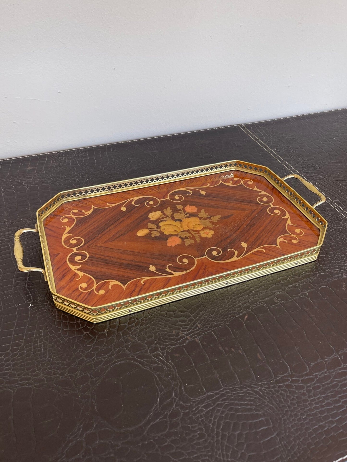 Vassoio in legno intarsiato è un autentico pezzo d'arte, perfetto per arricchire ogni ambiente con eleganza e raffinatezza.