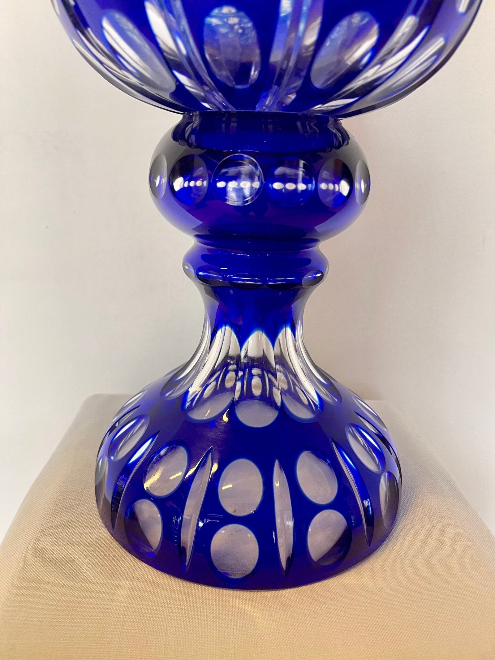 Vaso Artistico in Cristallo Blu Cobalto Inciso a Mano – Opera Unica