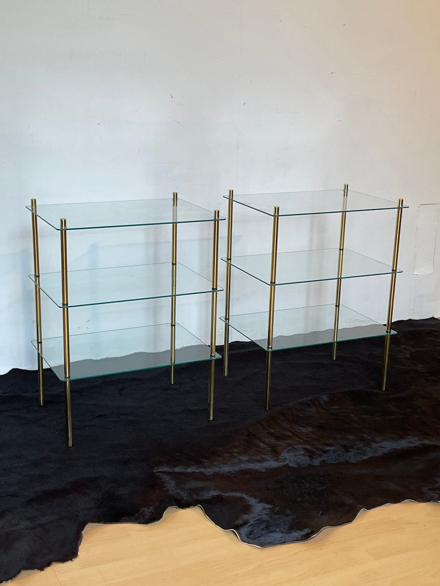 Coppia di Tavolini a 3 Piani in Vetro e Ottone – Stile Modernista Anni ’70