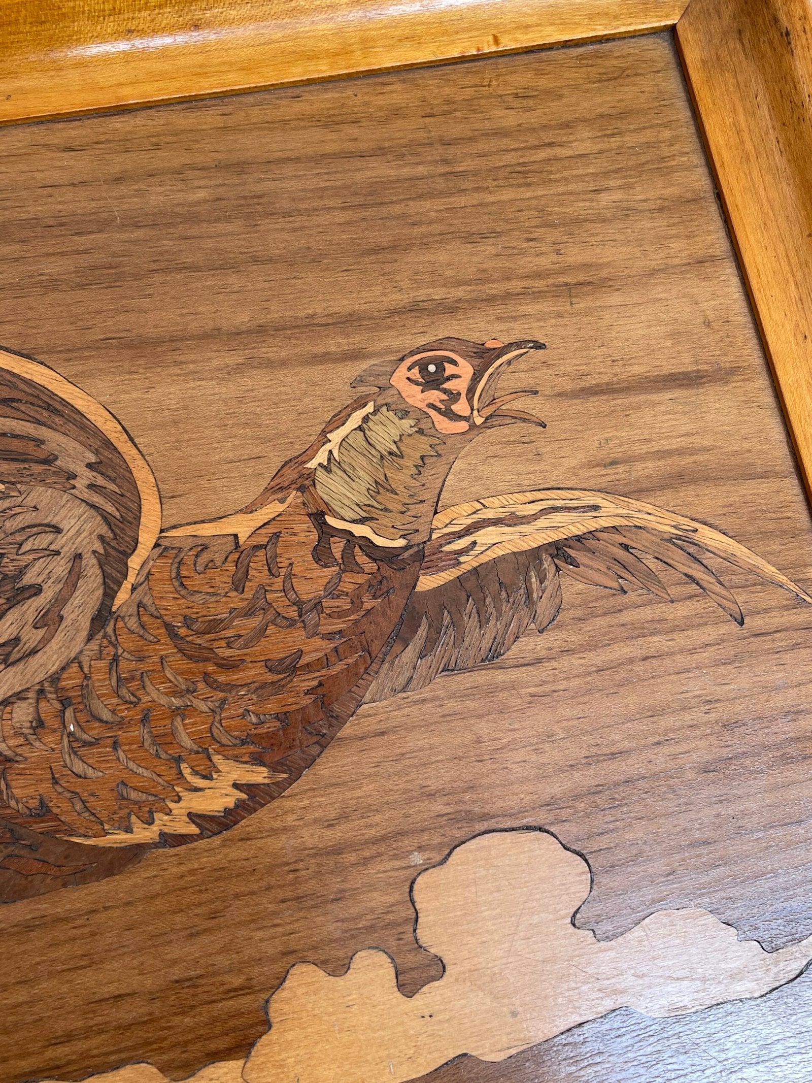 Vassoio vintage in legno intarsiato con uccello in volo