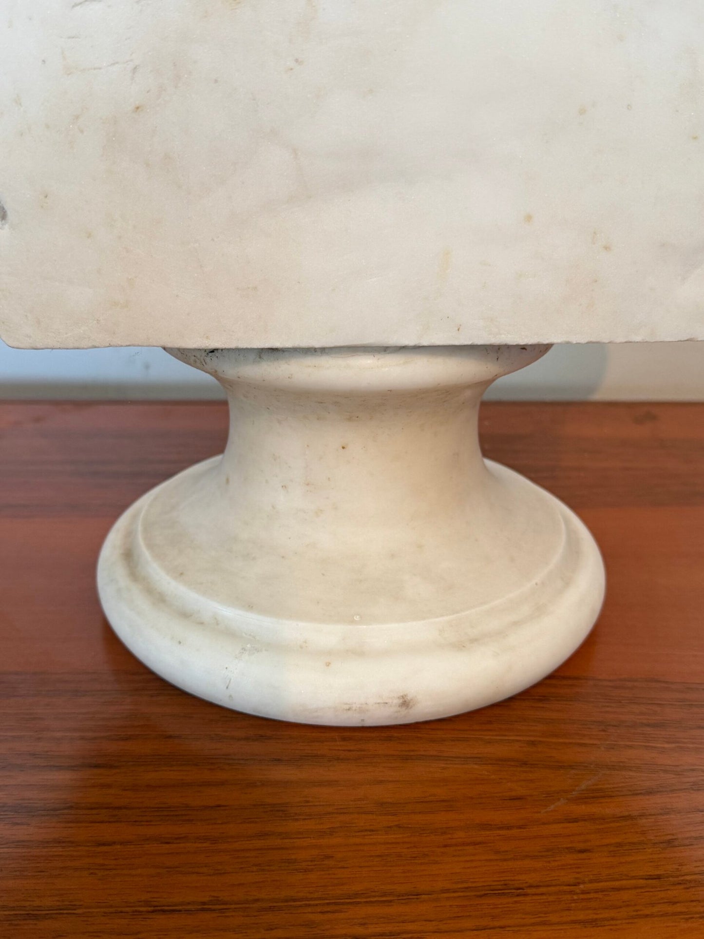 Busto Scultoreo in Marmo – Donna in Stile Neoclassico