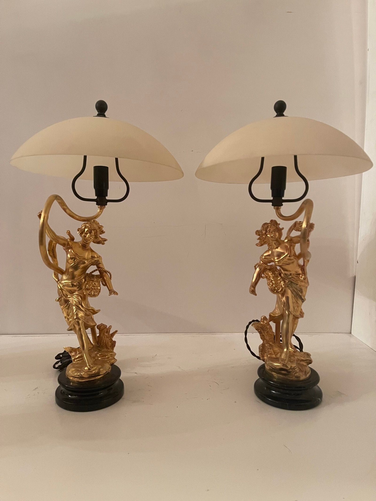 «Luce Neoclassica» - Coppia di lampade da tavolo con figure dorate