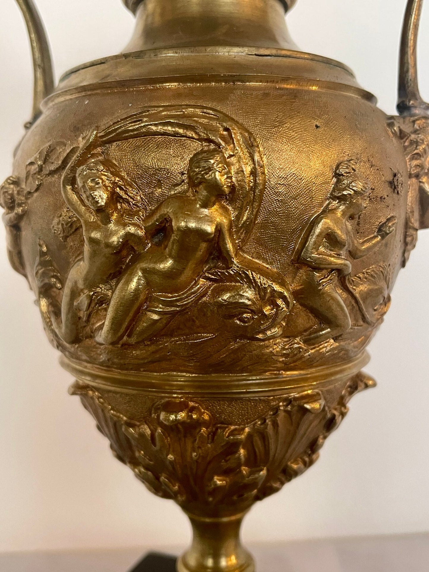 Vaso Antico in Bronzo con Decorazioni Classiche su Base in Marmo