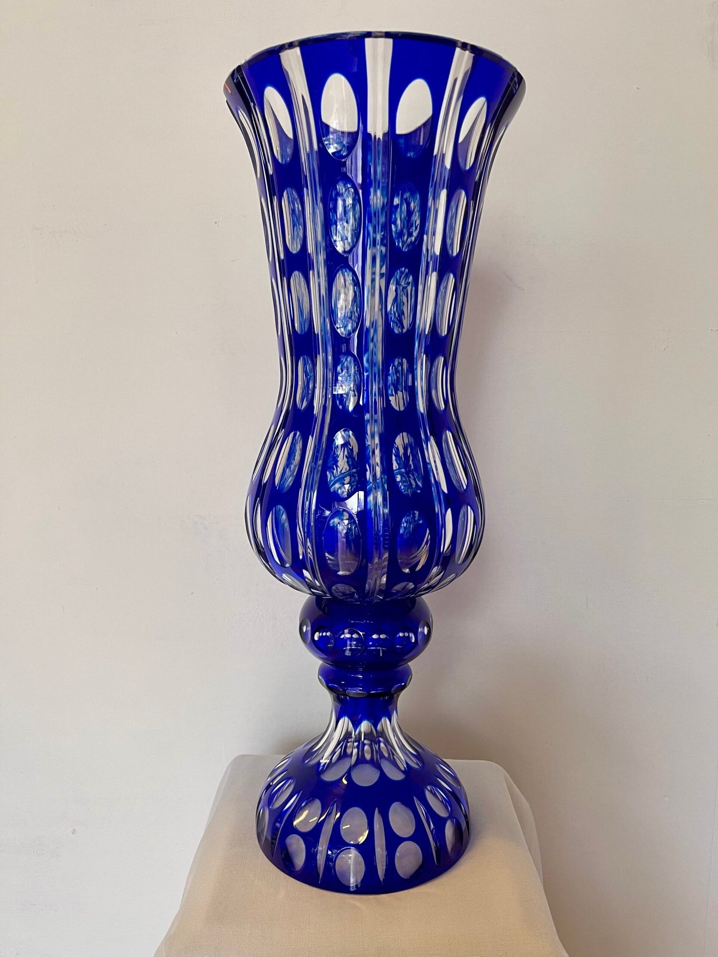 Vaso Artistico in Cristallo Blu Cobalto Inciso a Mano – Opera Unica