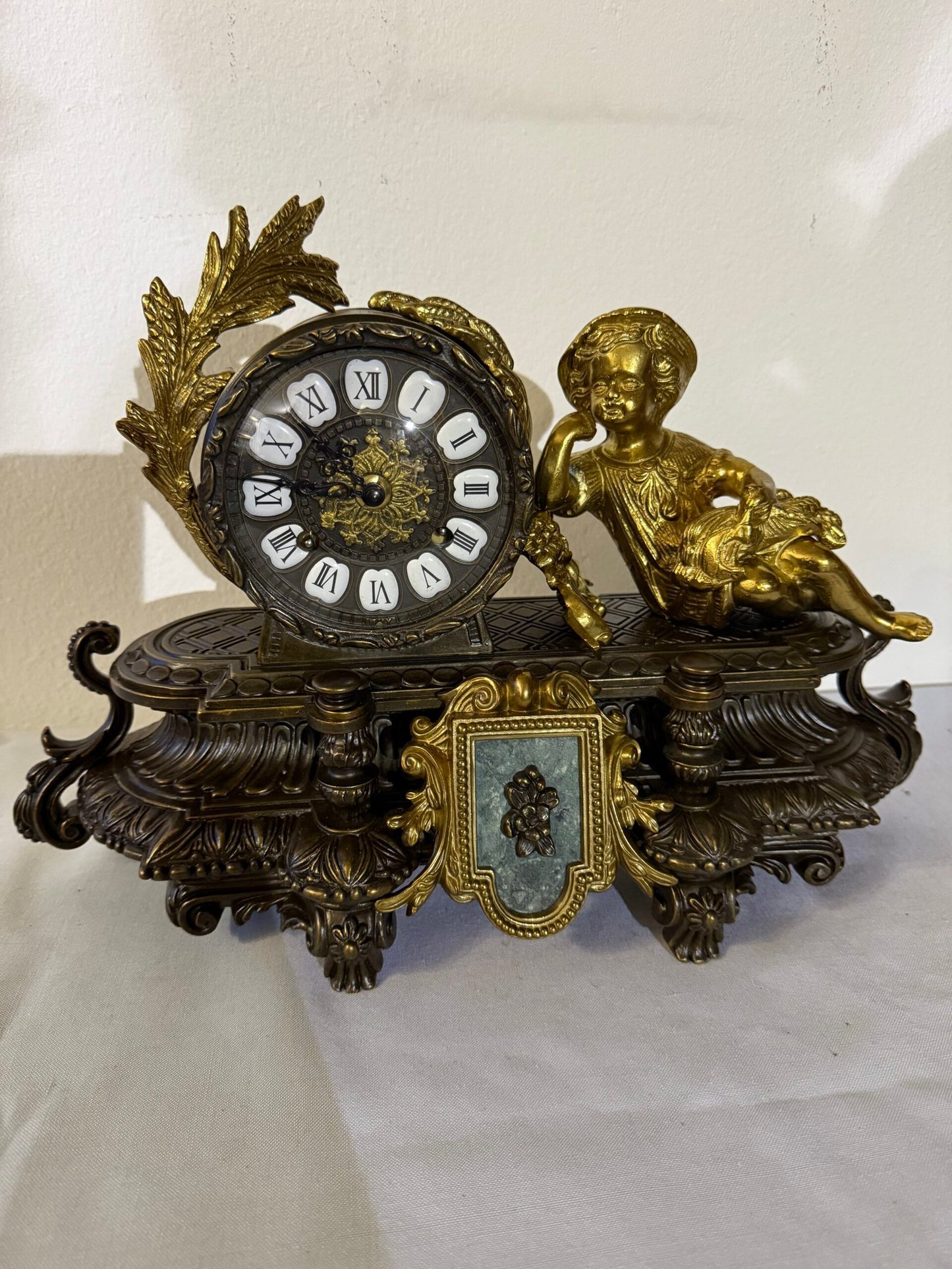 orologio da tavolo in Bronzo Dorato con Putto e Dettagli Classici