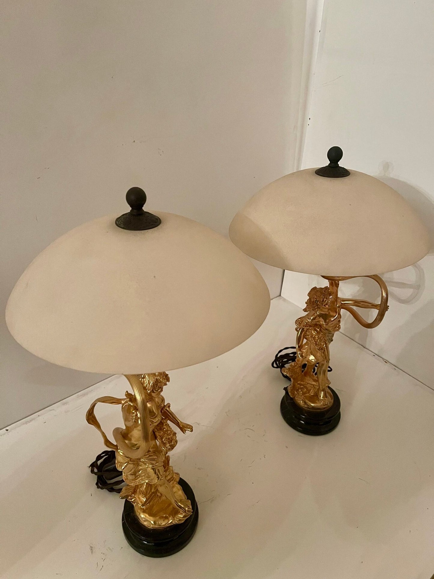«Luce Neoclassica» - Coppia di lampade da tavolo con figure dorate