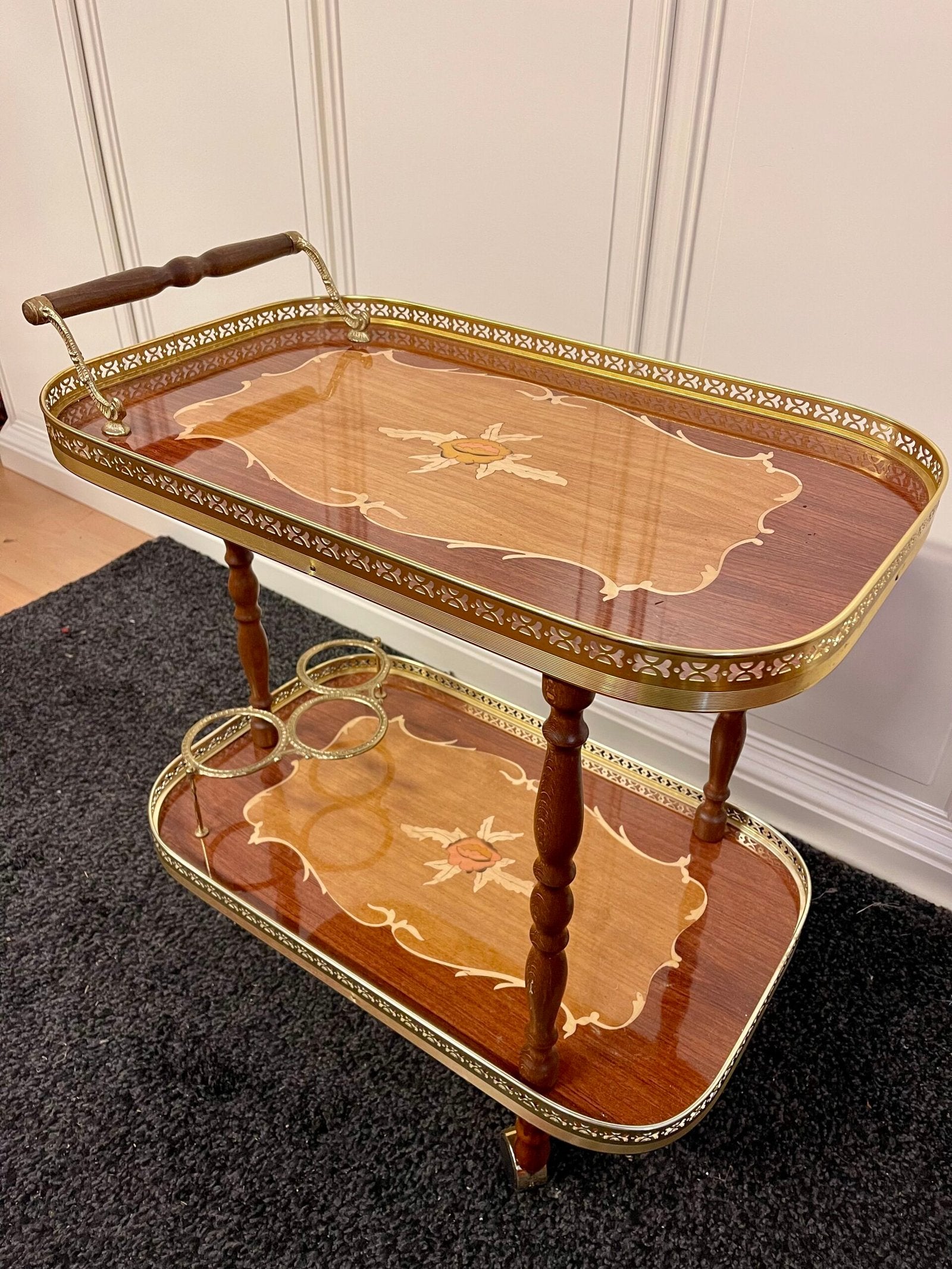 Carrello da tè in stile classico con intarsi floreale