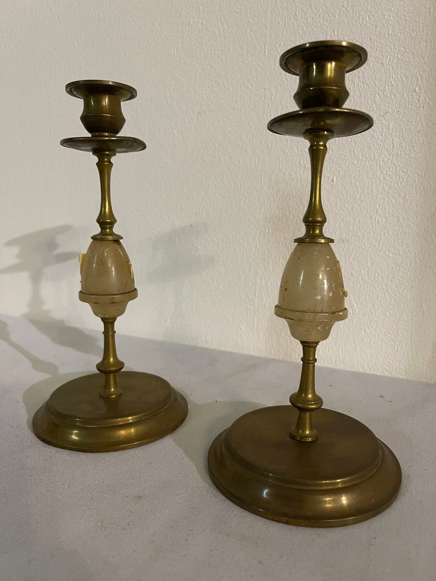 Coppia di Candelabri Antichi in Ottone e Alabastro - Stile Classico