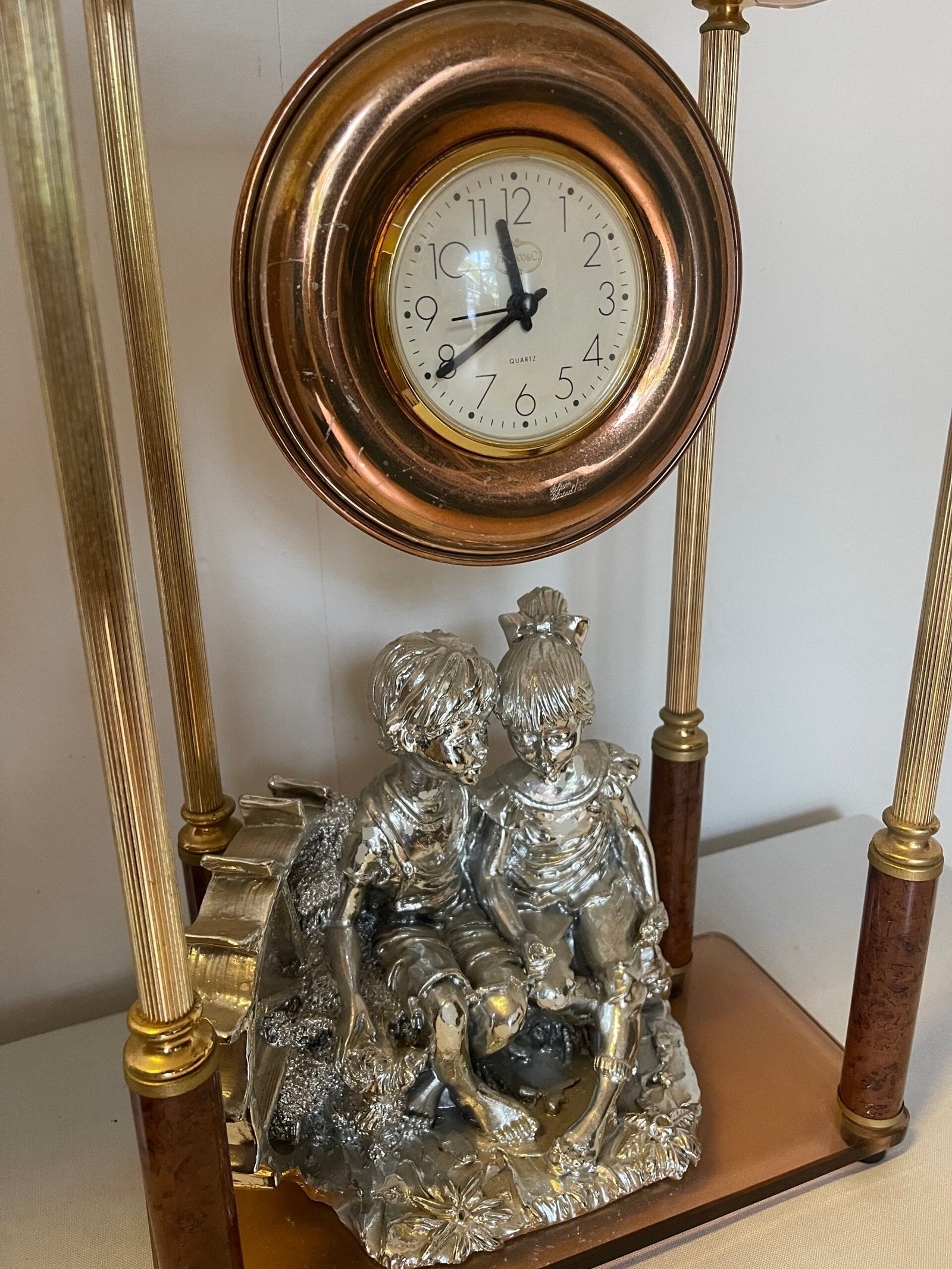 Orologio da tavolo con scena romantica in metallo