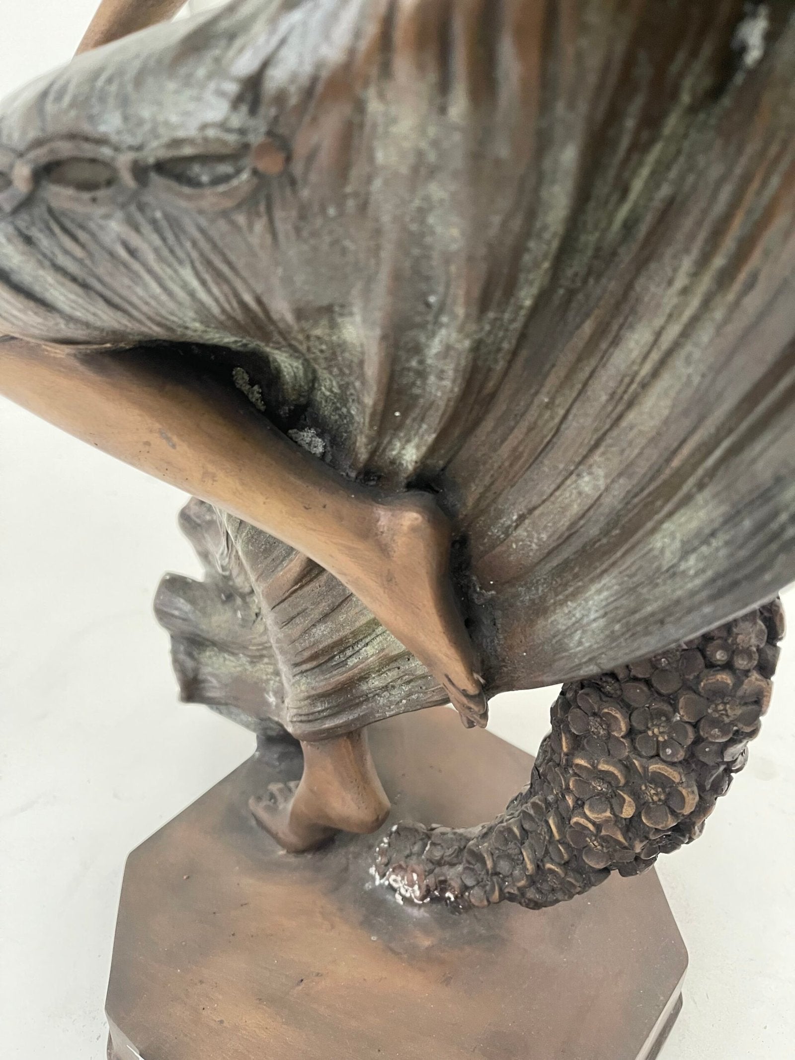 Elegante Scultura Art Déco in Bronzo Patinato