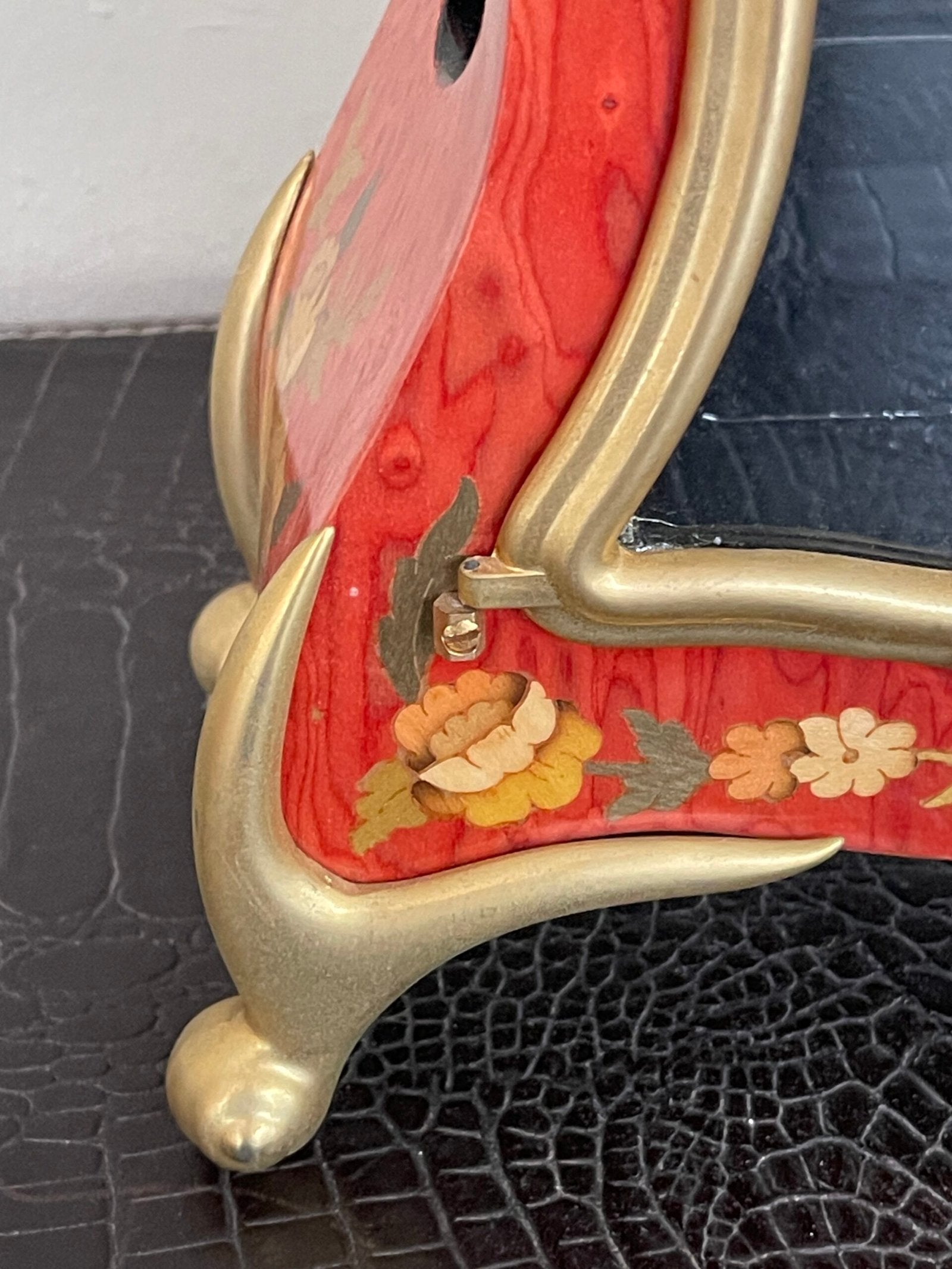 Orologio da Tavolo “Neuchatel” – Stile Barocco con Pendolo e Decori Floreali