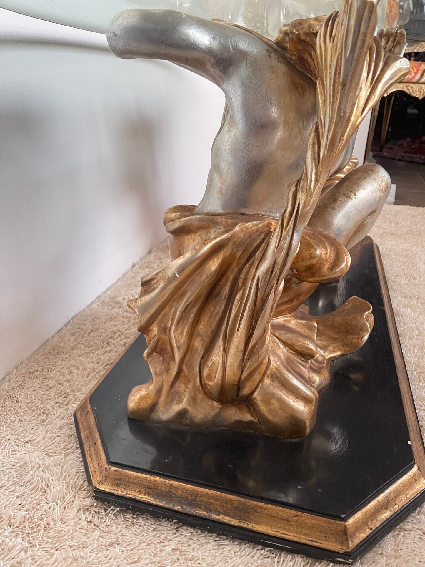 Tavolino da salotto con base in scultura – Design classico con piano in vetro