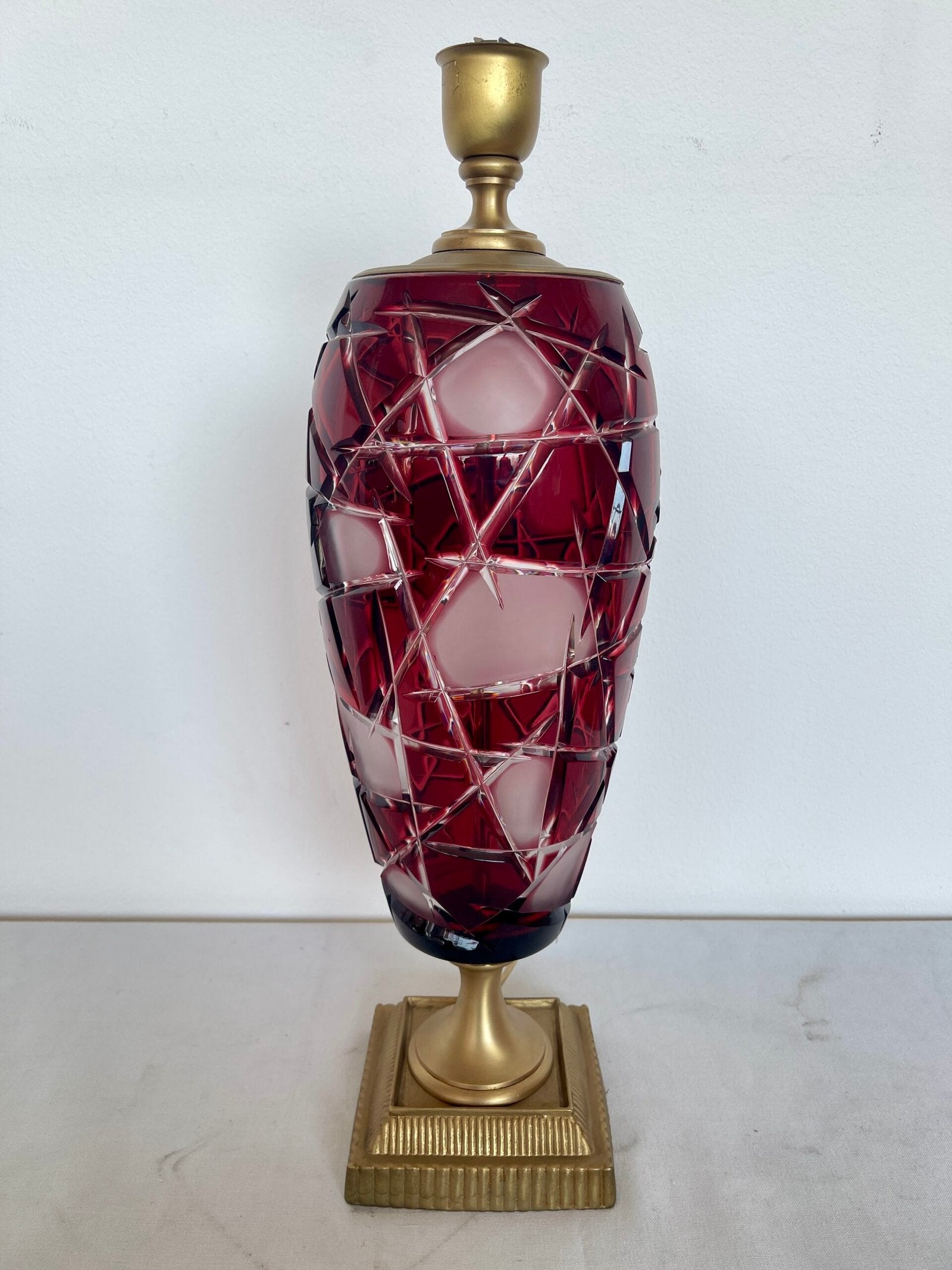 La lampada in cristallo rosso con base dorata