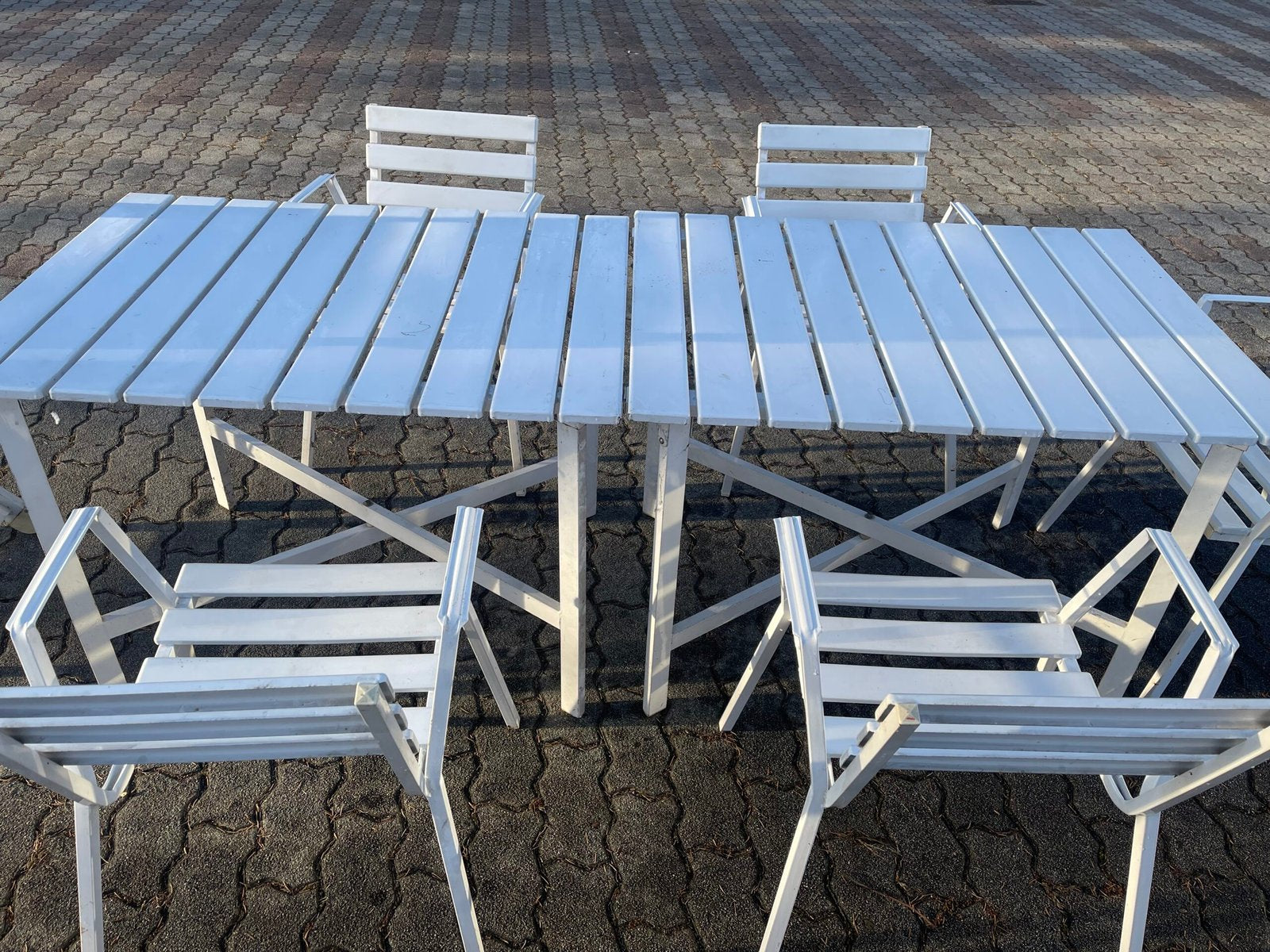 Set da esterno in metallo bianco – Tavolo, sedie, sdraio e carrello portavivande