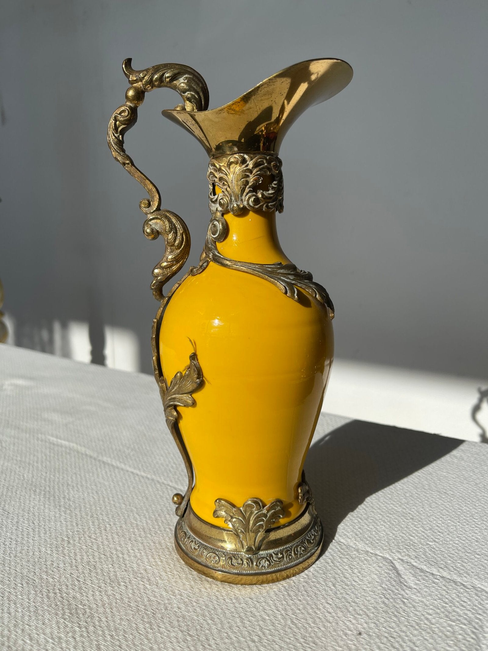 Brocca Decorativa in Ceramica Gialla con Applicazioni in Metallo –