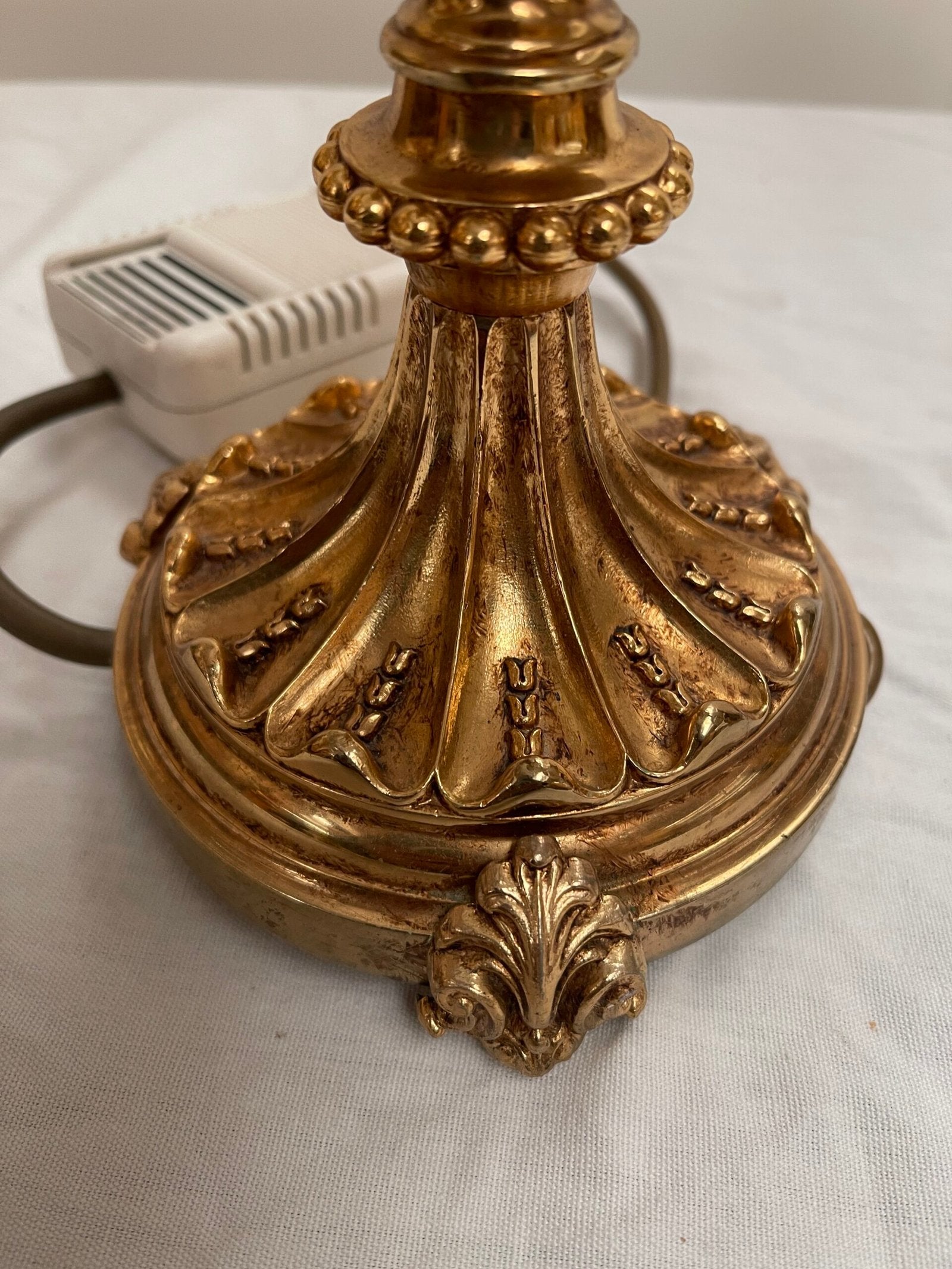 Splendida Coppia di Abat-jour Luigi XVI a Bronzo Dorato con Paralumi Plissettati