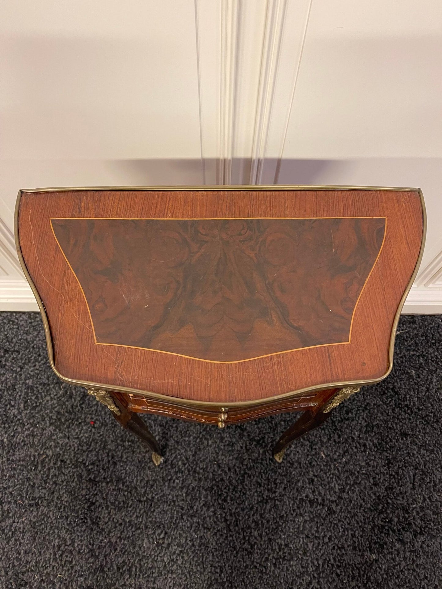 Comodino bombato in stile Luigi XV con dettagli in bronzo