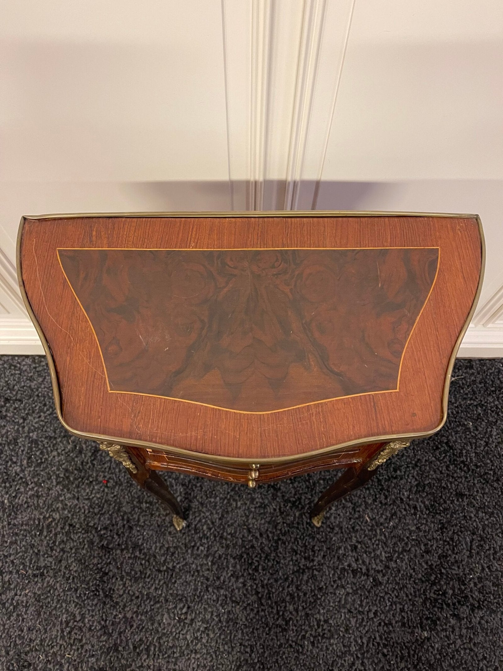 Comodino bombato in stile Luigi XV con dettagli in bronzo