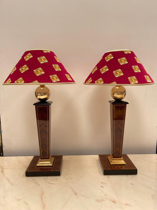 Coppia di lampade da tavolo vintage eleganti in legno e ottone con paralumi decori