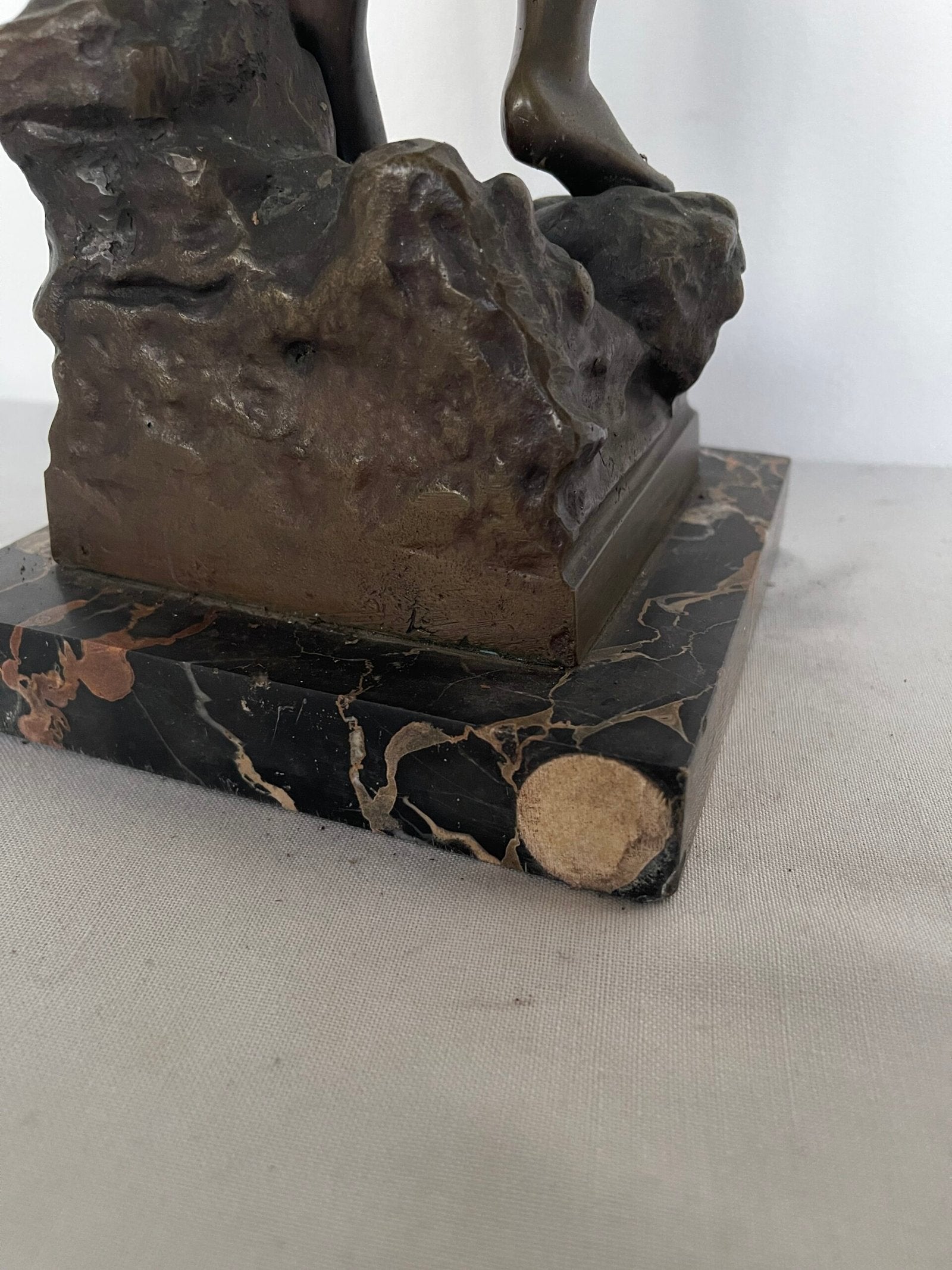 Statua in Bronzo – Giovane Guerriero con Uccello e Lancia su Base in Marmo