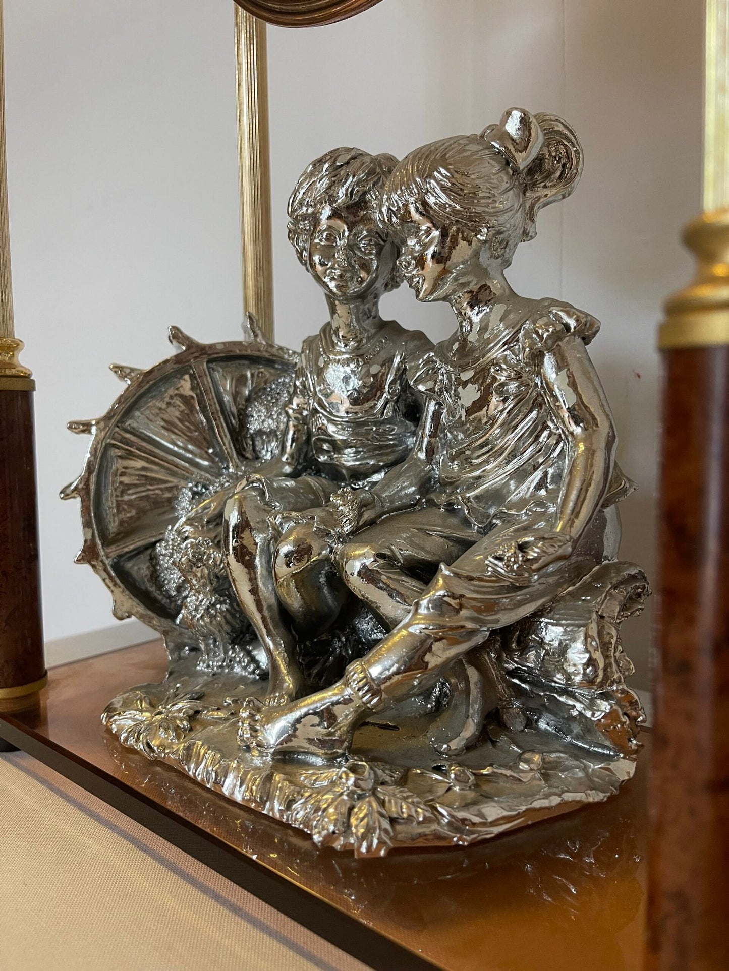 Orologio da tavolo con scena romantica in metallo