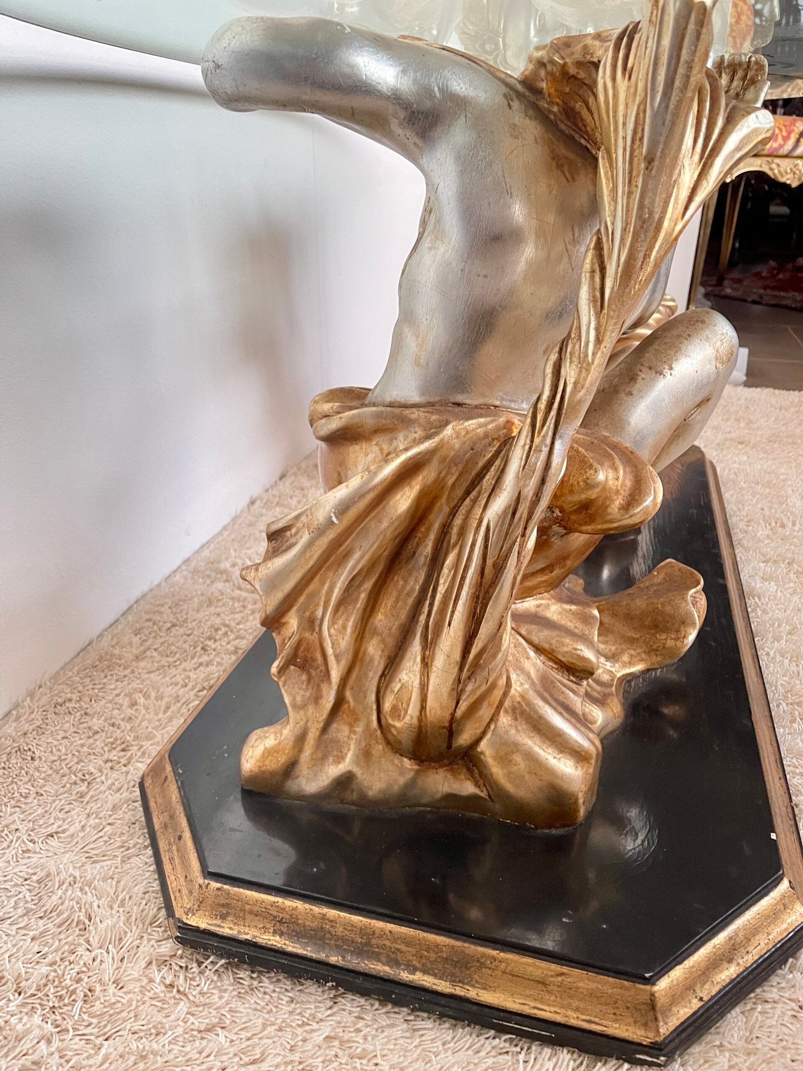 Tavolino da salotto con base in scultura – Design classico con piano in vetro