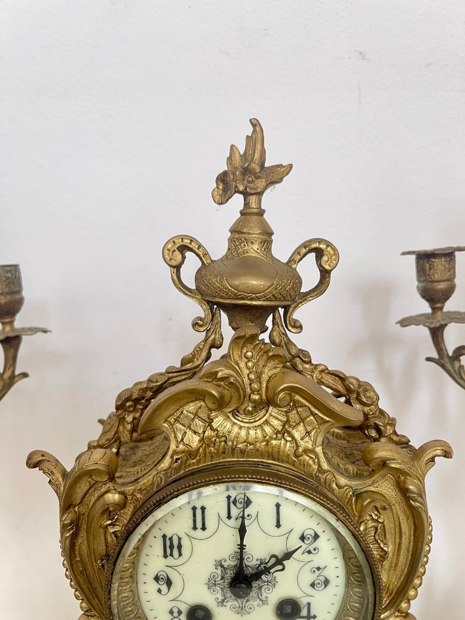 Set Antico in Bronzo Dorato - orologio e Coppia di Candelabri Stile Barocco