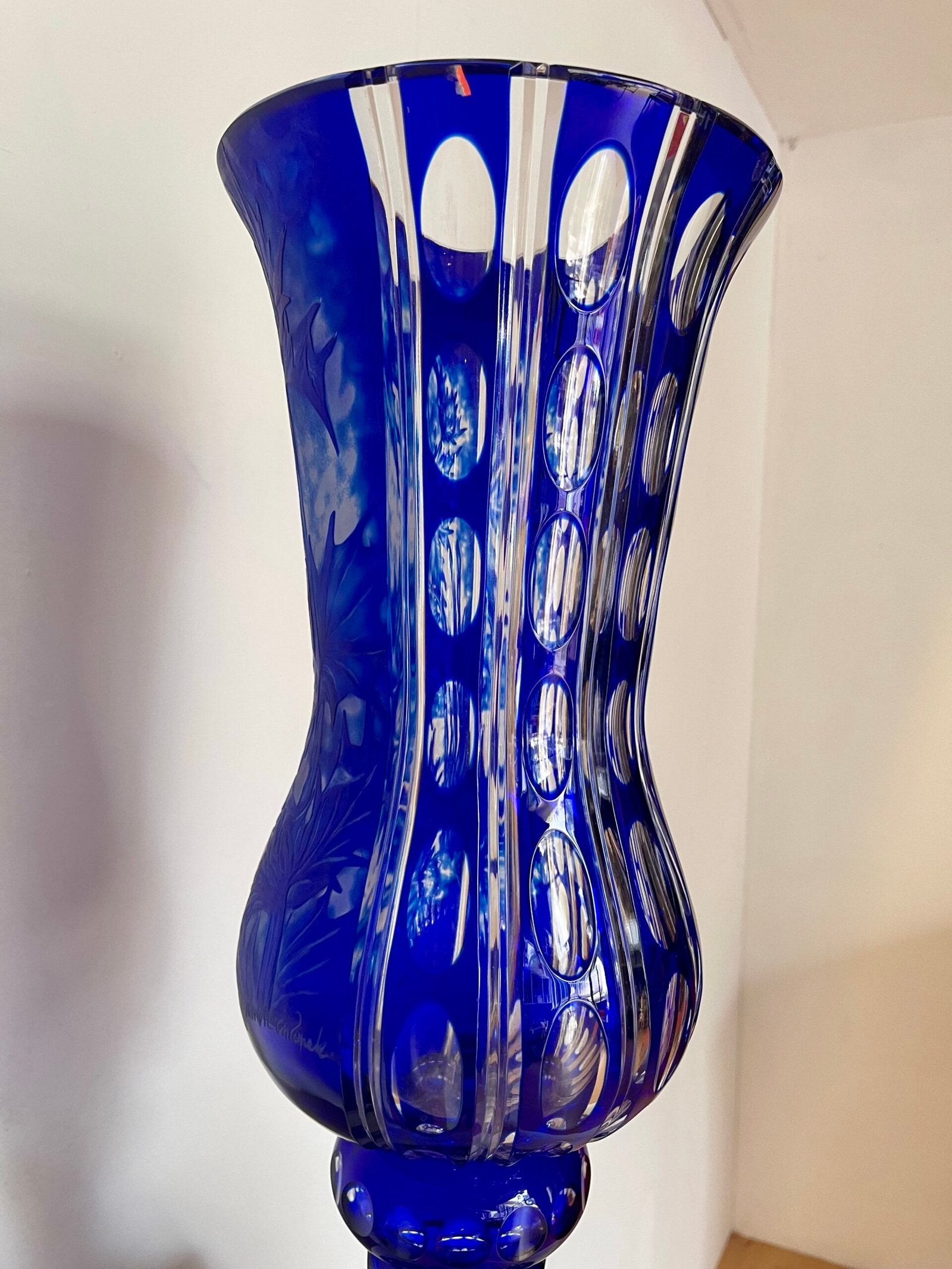 Vaso Artistico in Cristallo Blu Cobalto Inciso a Mano – Opera Unica