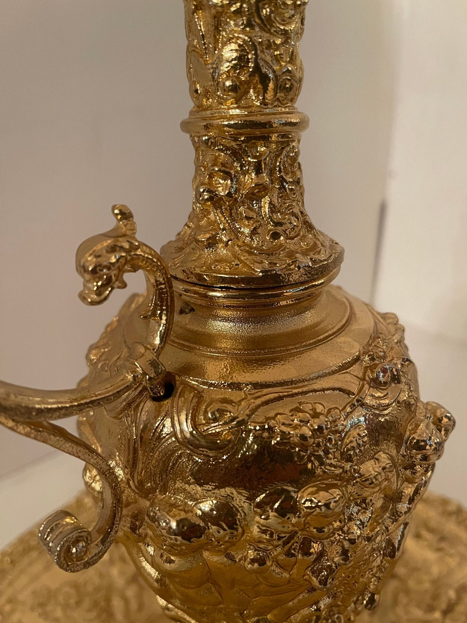 "Anfora del Trionfo" – Brocca ornamentale con piatto in stile Barocco