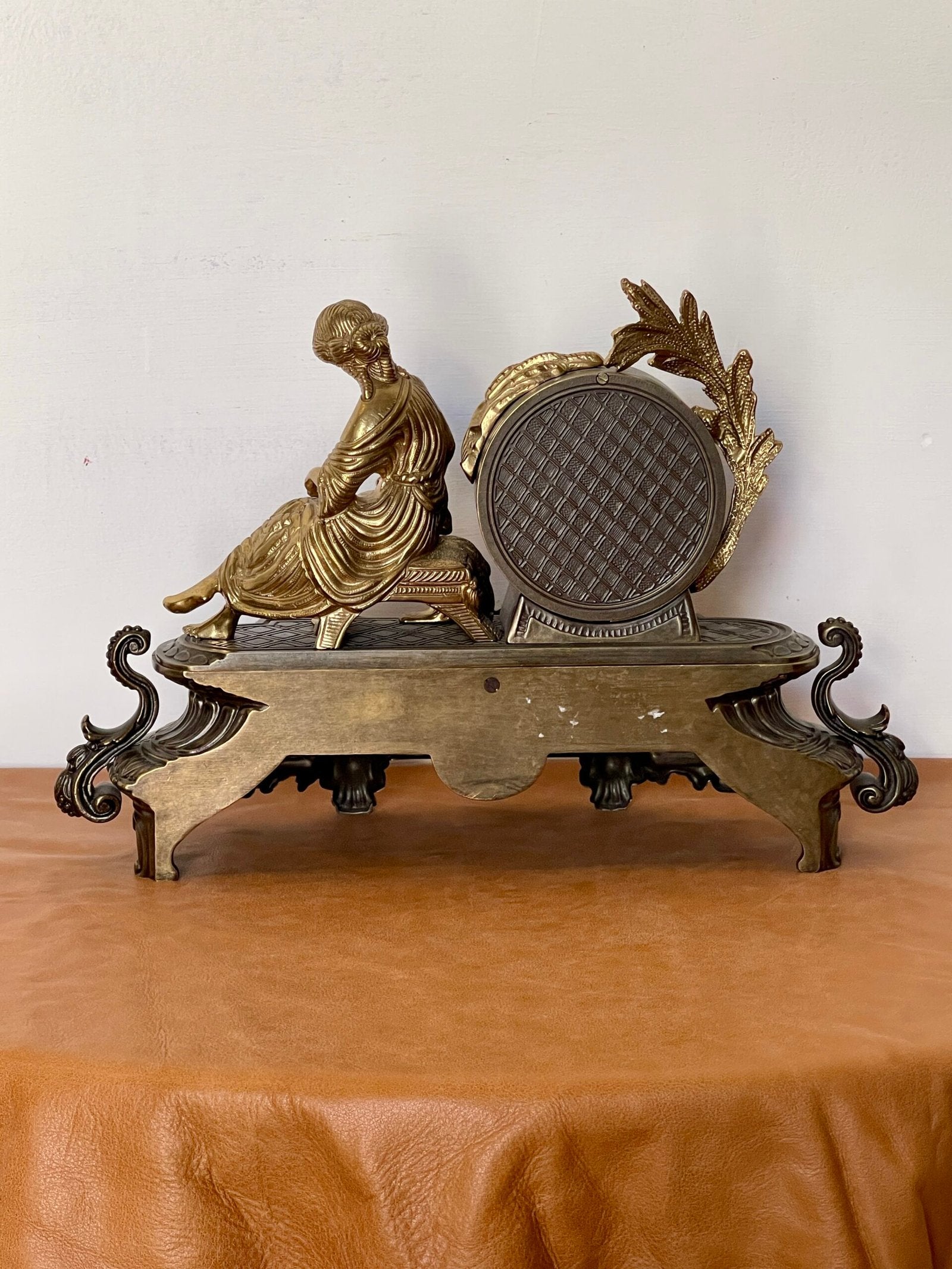 "L'orologio d'Epoca con Statua Femminile in Bronzo Dorato"