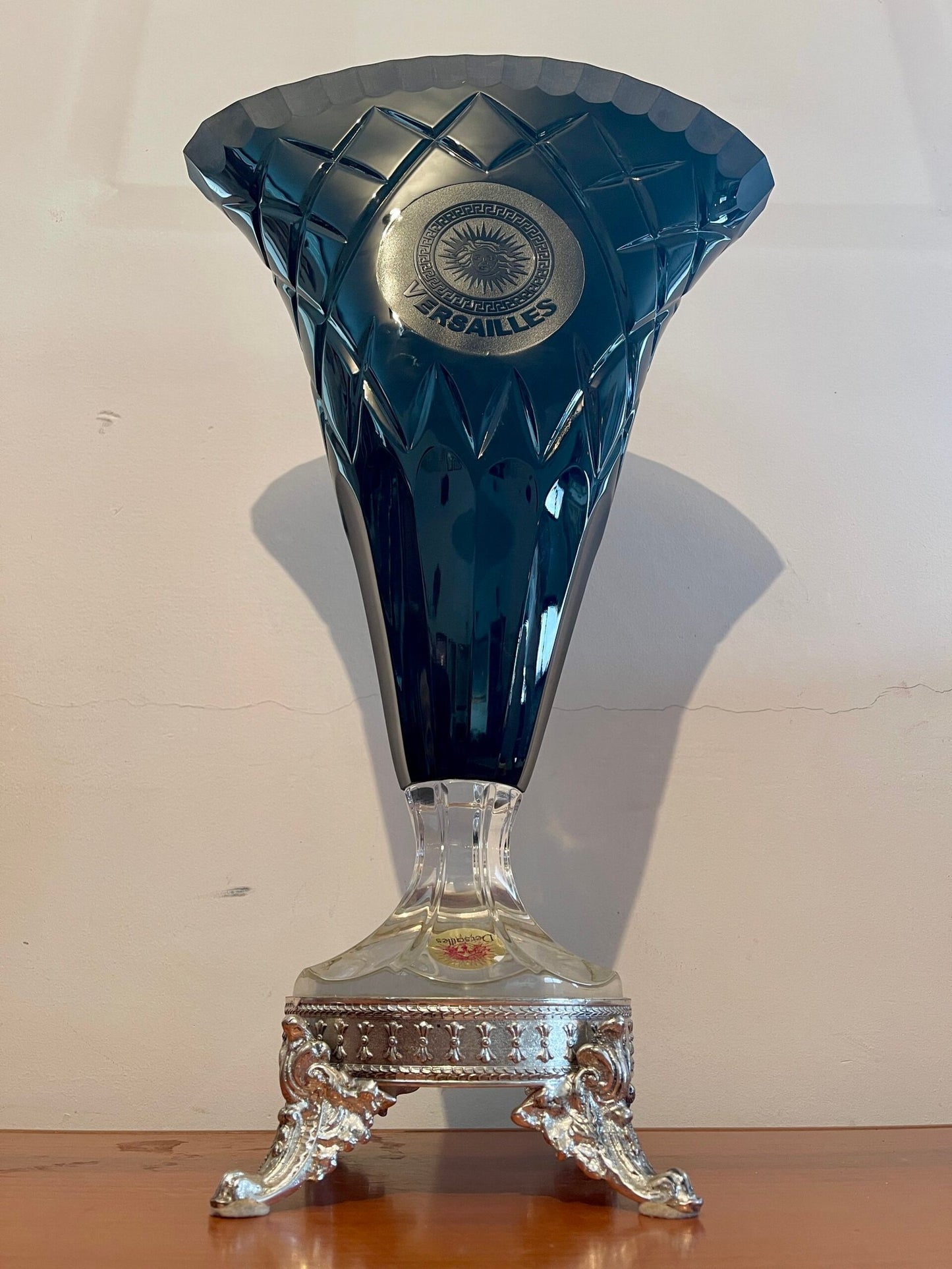 Vaso in Cristallo Versailles con Incisione Solare e Base Dorata