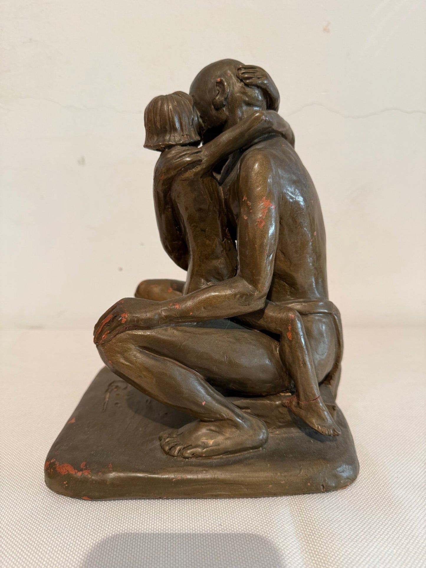 Scultura in Argilla Patinato – “L’Abbraccio”