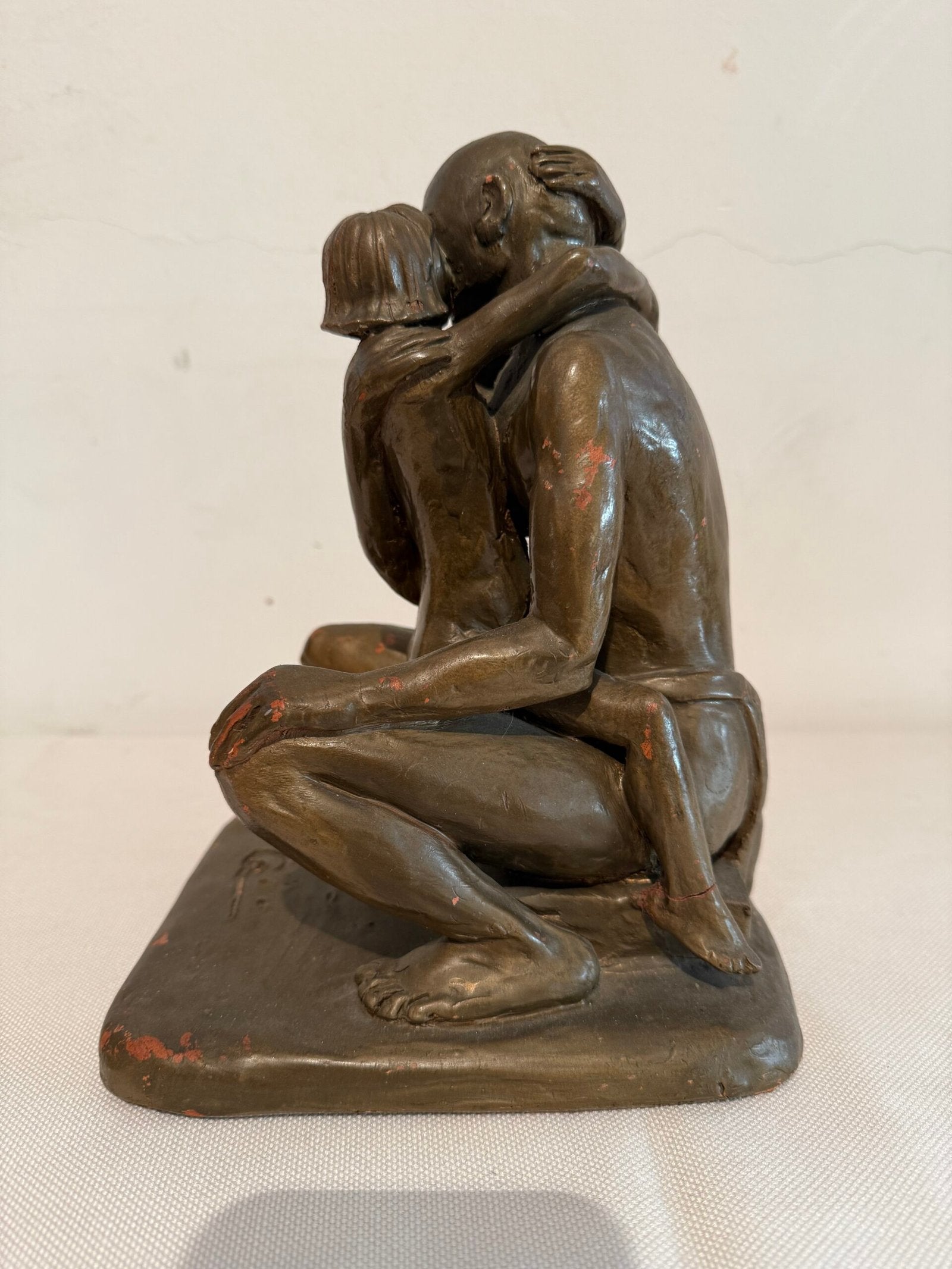 Scultura in Argilla Patinato – “L’Abbraccio”