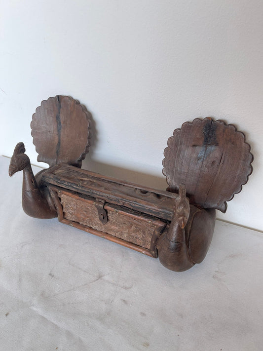 Antica Scatola Portagioie in Legno Intagliato – Motivo Pavoni