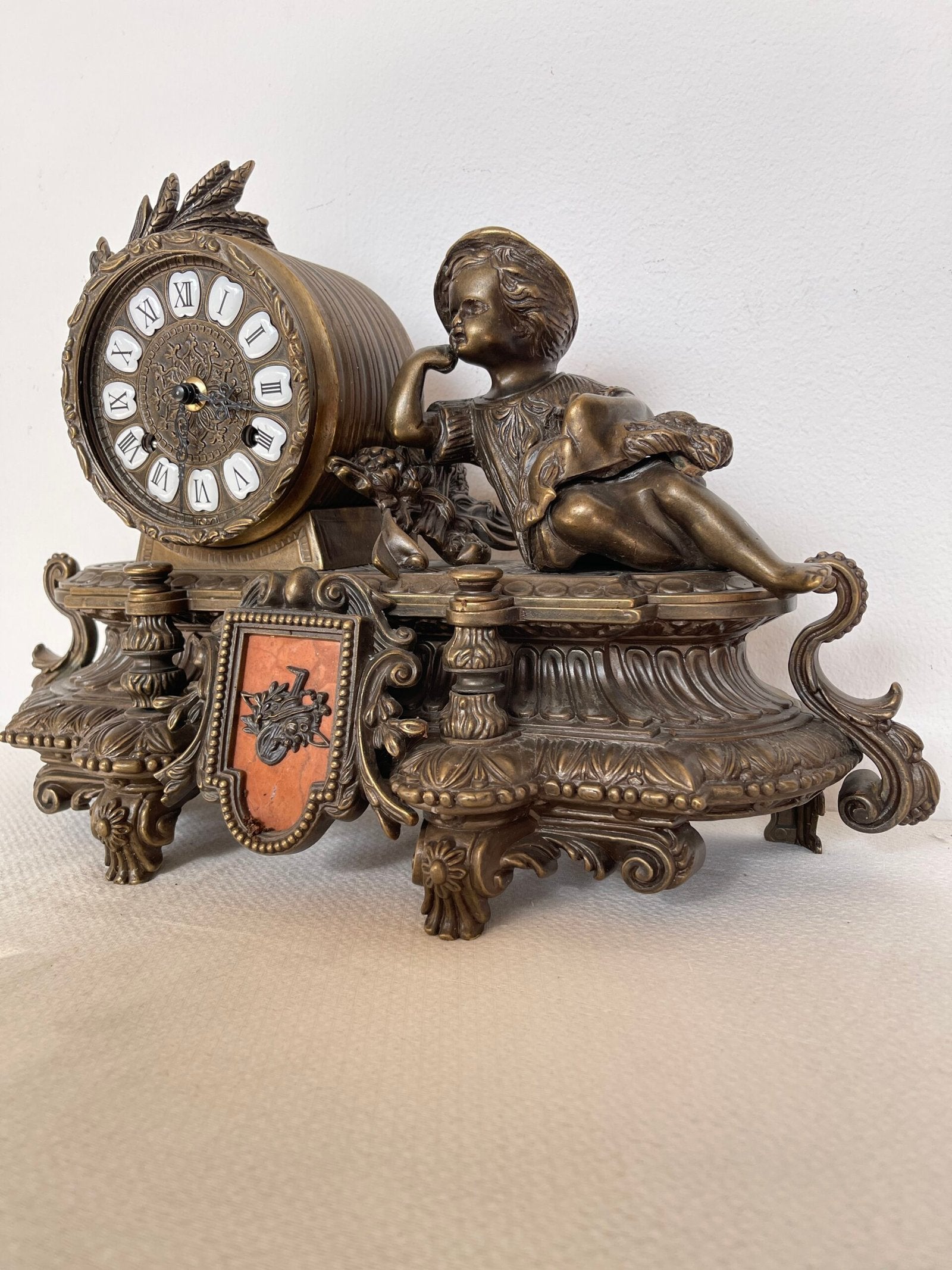 Orologio da Tavolo Decorativo in Bronzo – Stile Barocco con Putto