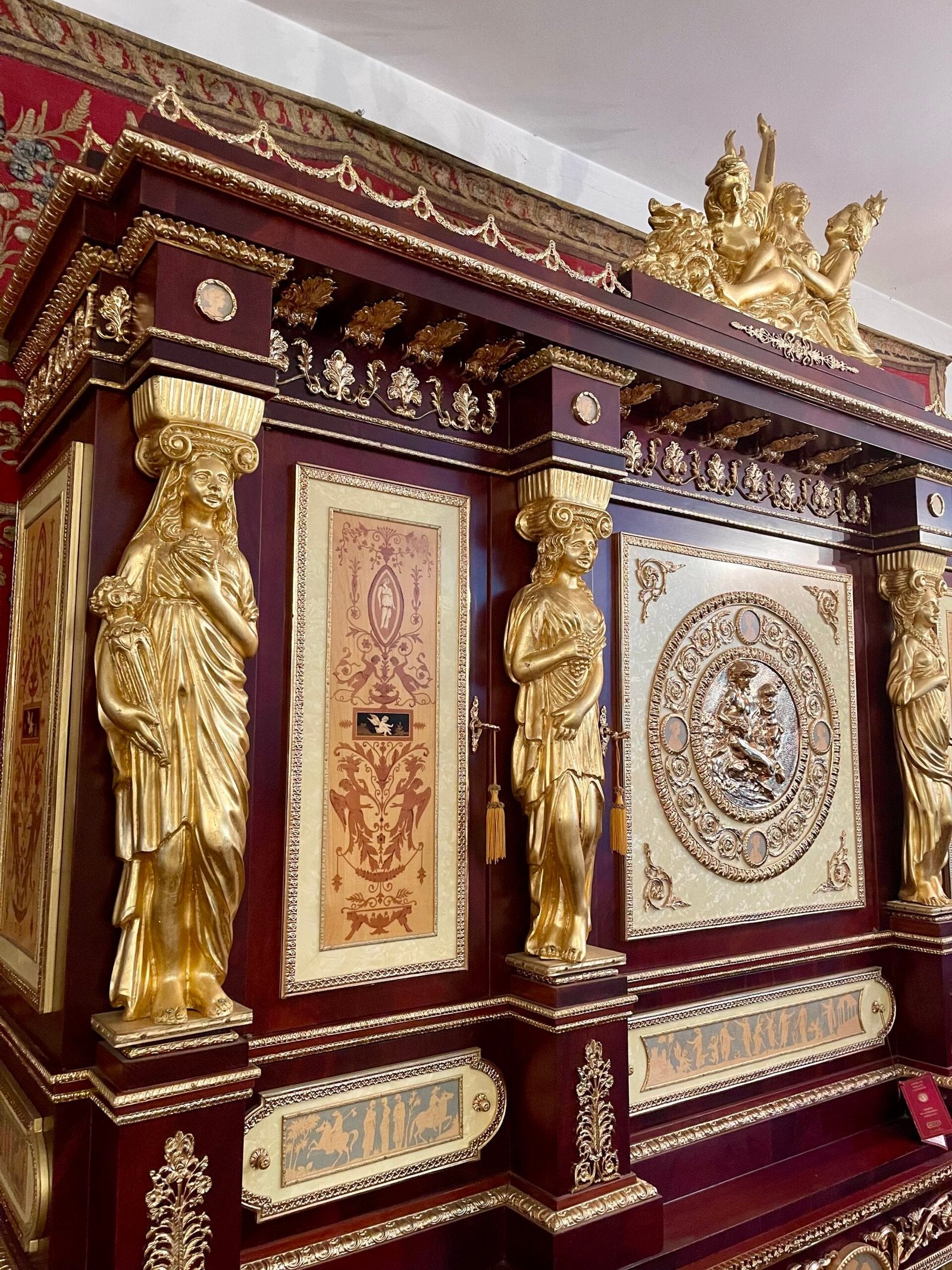 Credenza Impero con cariatidi dorate