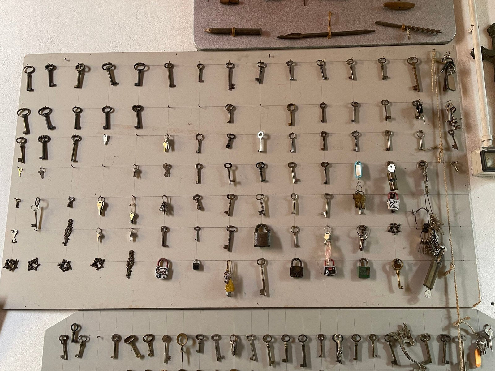 Collezione Museale di Martelli Antichi e Utensili da Falegname, Display da Muro