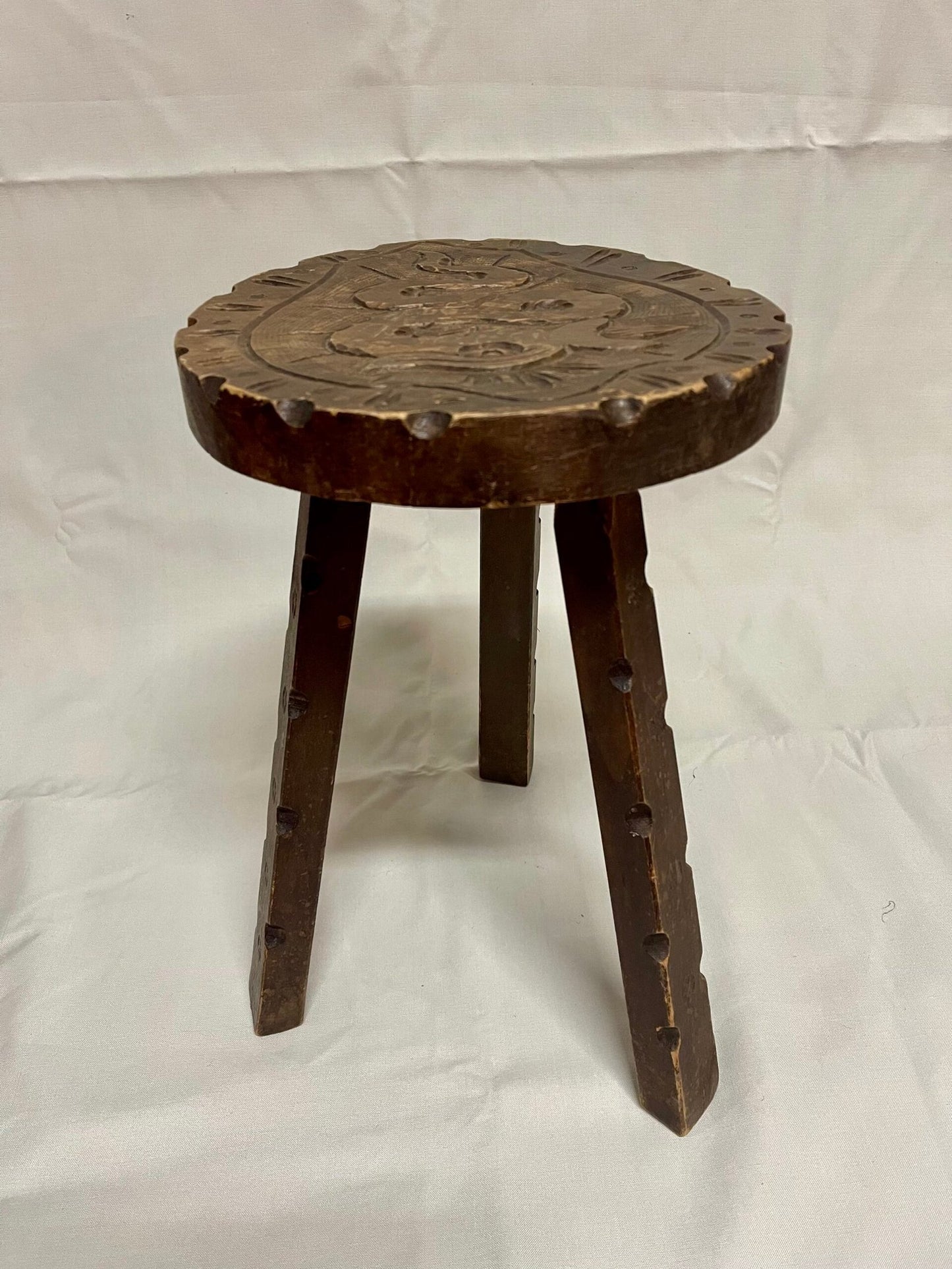 Sgabello Rustico Primitivo in Legno Intagliato a Mano