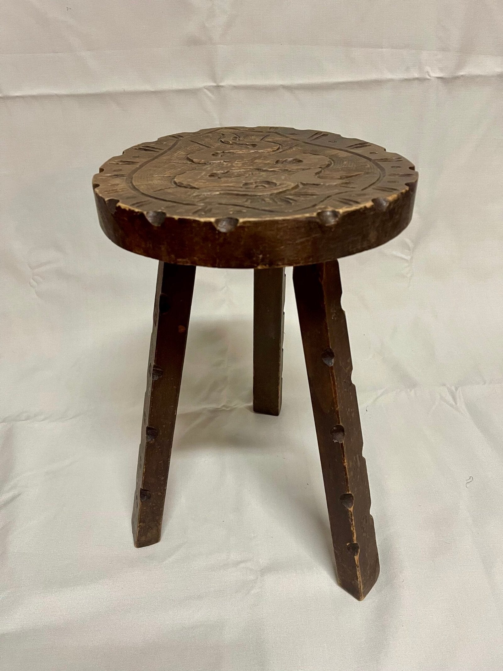 Sgabello Rustico Primitivo in Legno Intagliato a Mano