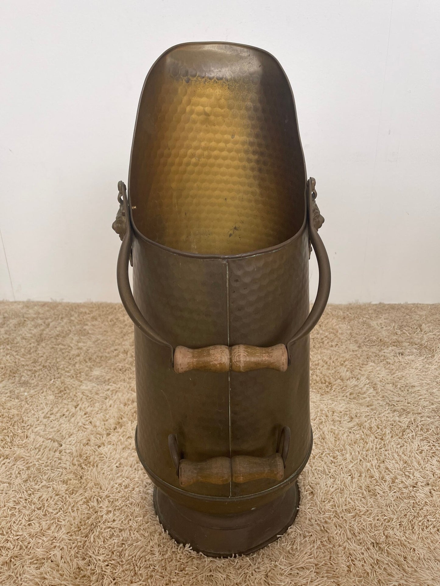 Antico secchio porta carbone in rame martellato con manico in legno – stile vintage