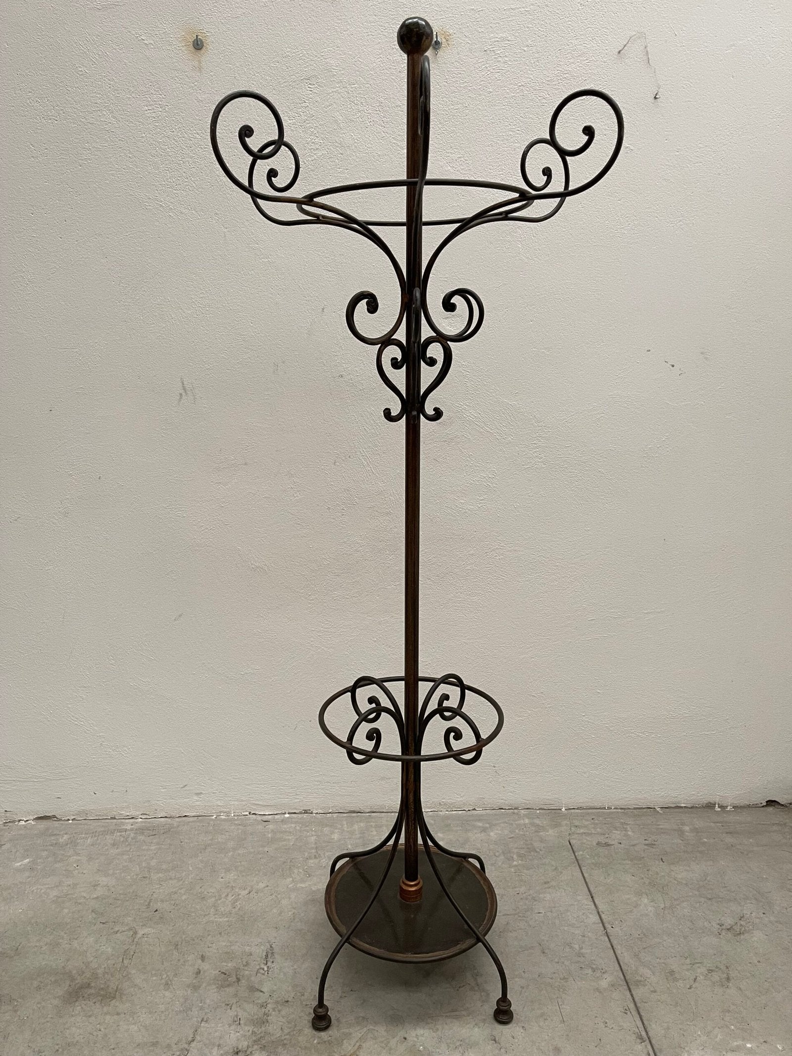 Appendiabiti da Terra in Ferro Battuto – Stile Liberty