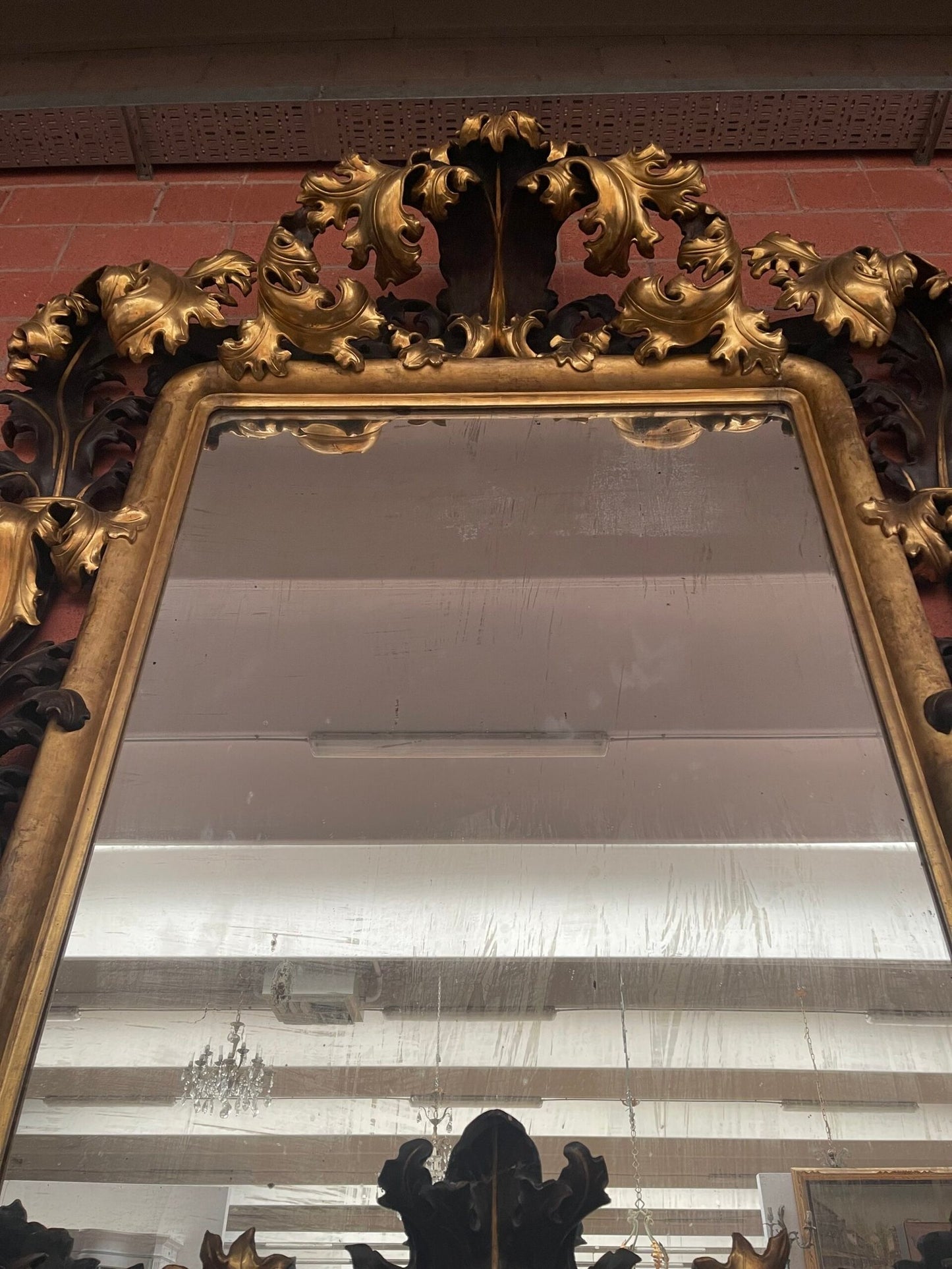 Specchiera barocca con decorazioni a foglia e candelabri