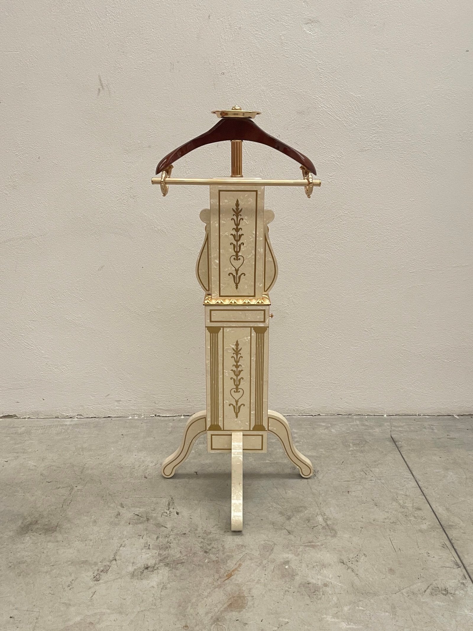 Attaccapanni Servomuto in stile neoclassico con Intarsi Dorati e Dettagli in Ottone - Eleganza e Funzionalità