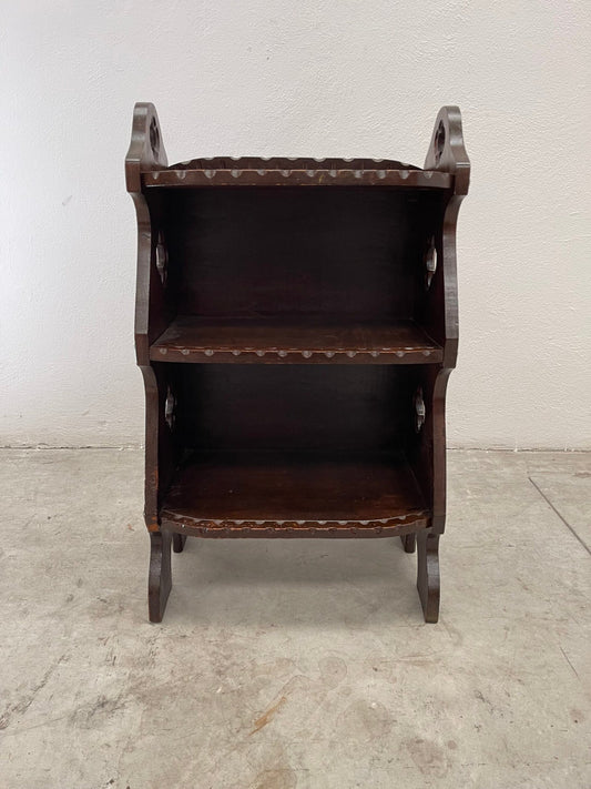 Elegante mobiletto a due ripiani in legno scuro