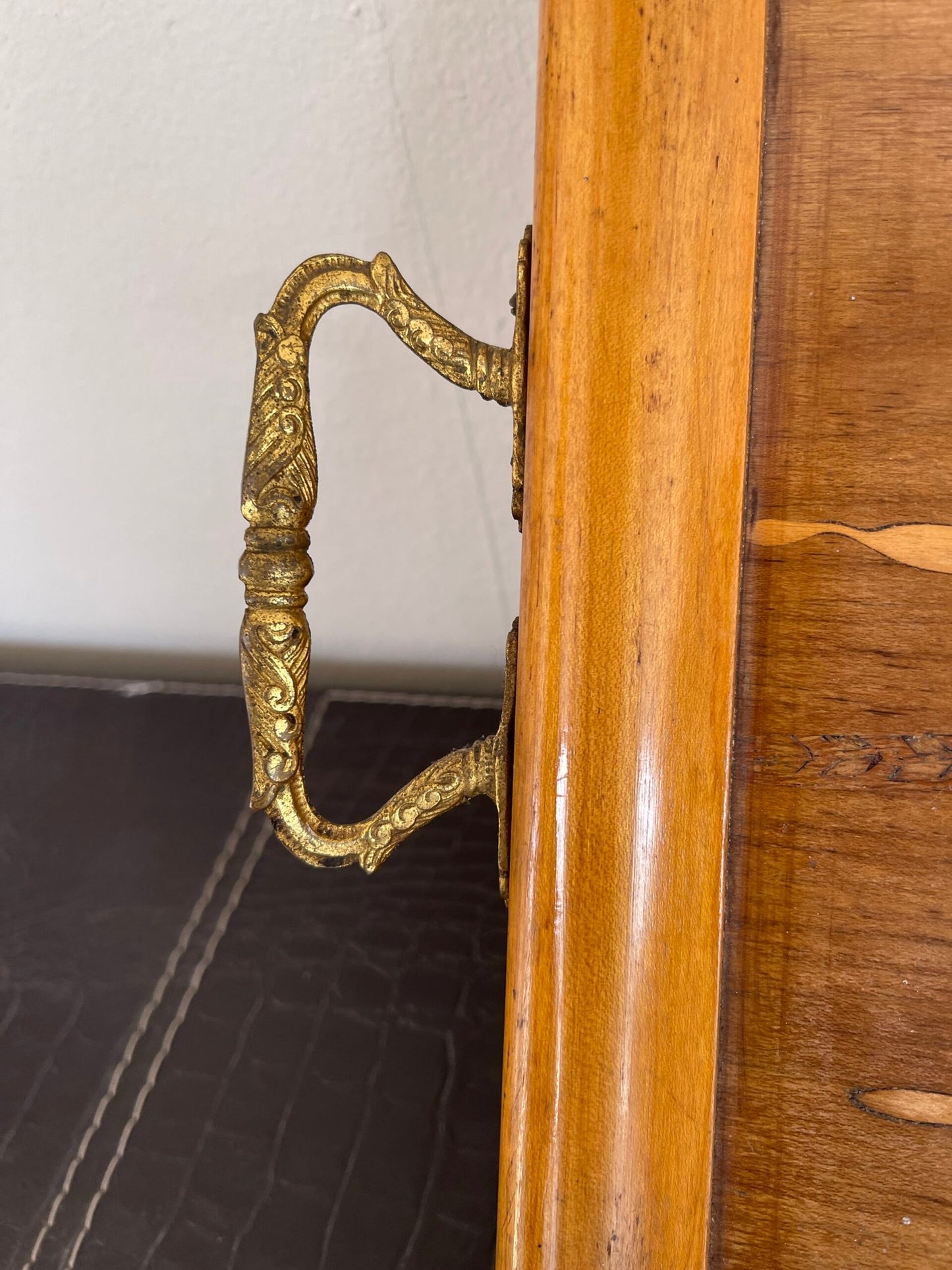 Vassoio vintage in legno intarsiato con uccello in volo