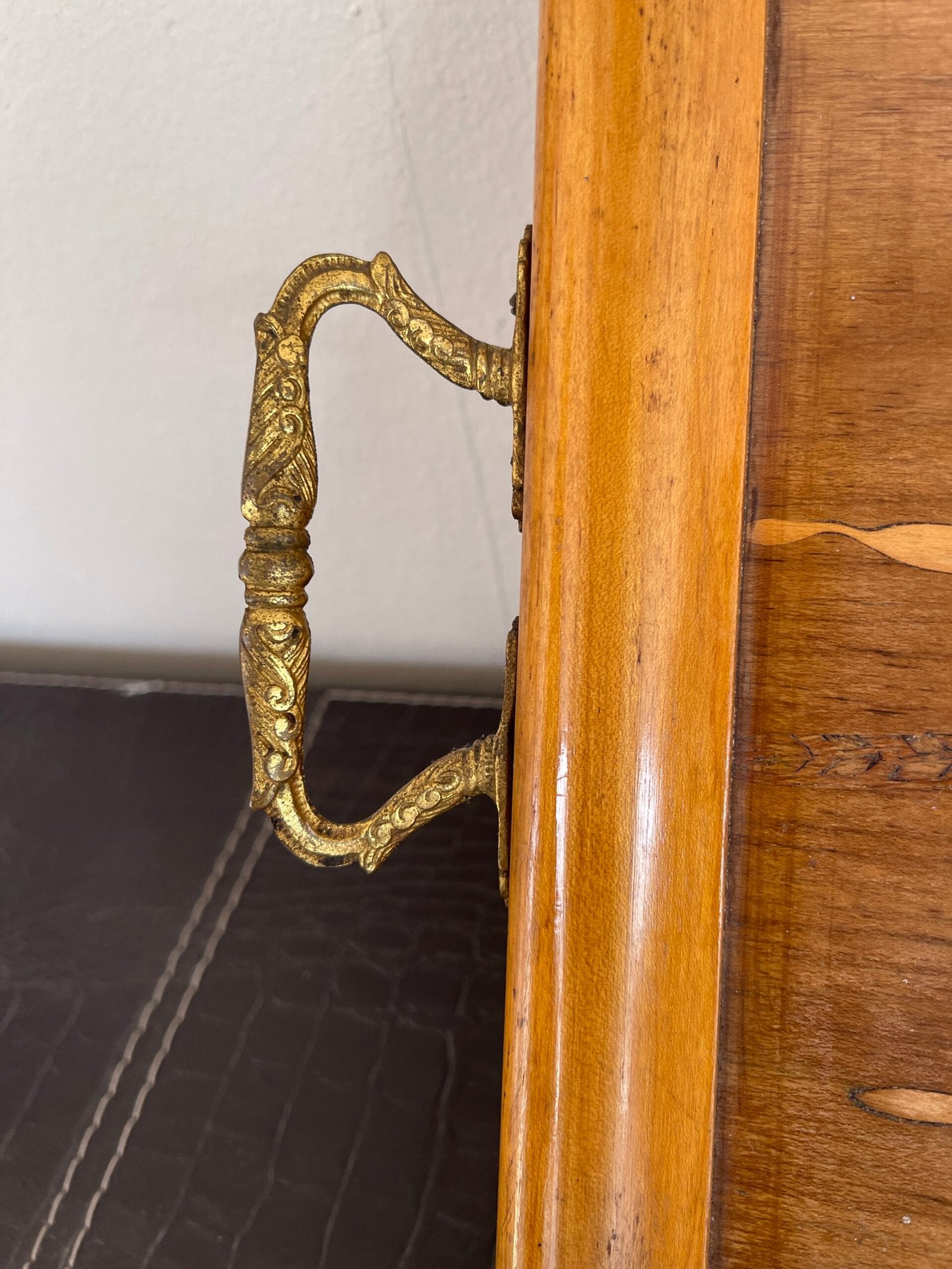 Vassoio vintage in legno intarsiato con uccello in volo