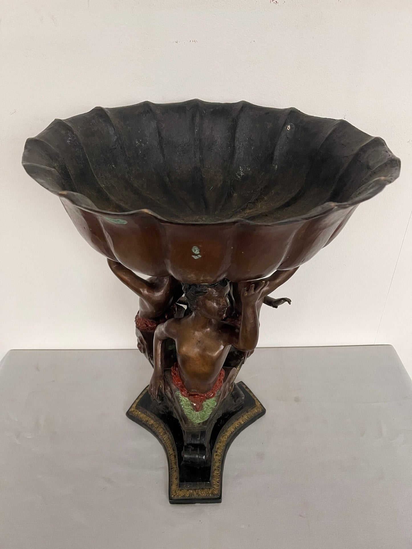 Antica centrotavola/scultura d’epoca realizzato in bronzo con figure di putti