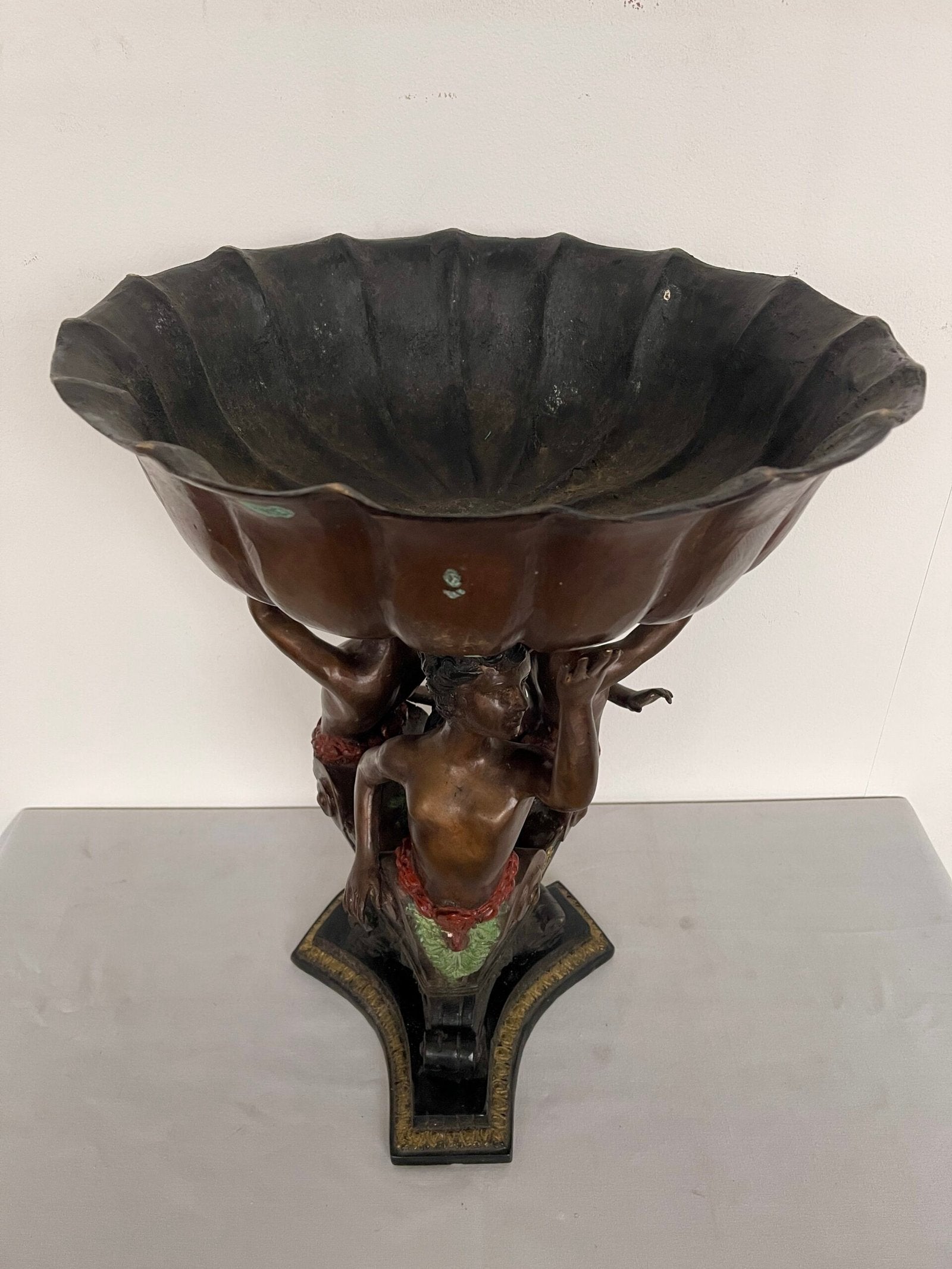 Antica centrotavola/scultura d’epoca realizzato in bronzo con figure di putti