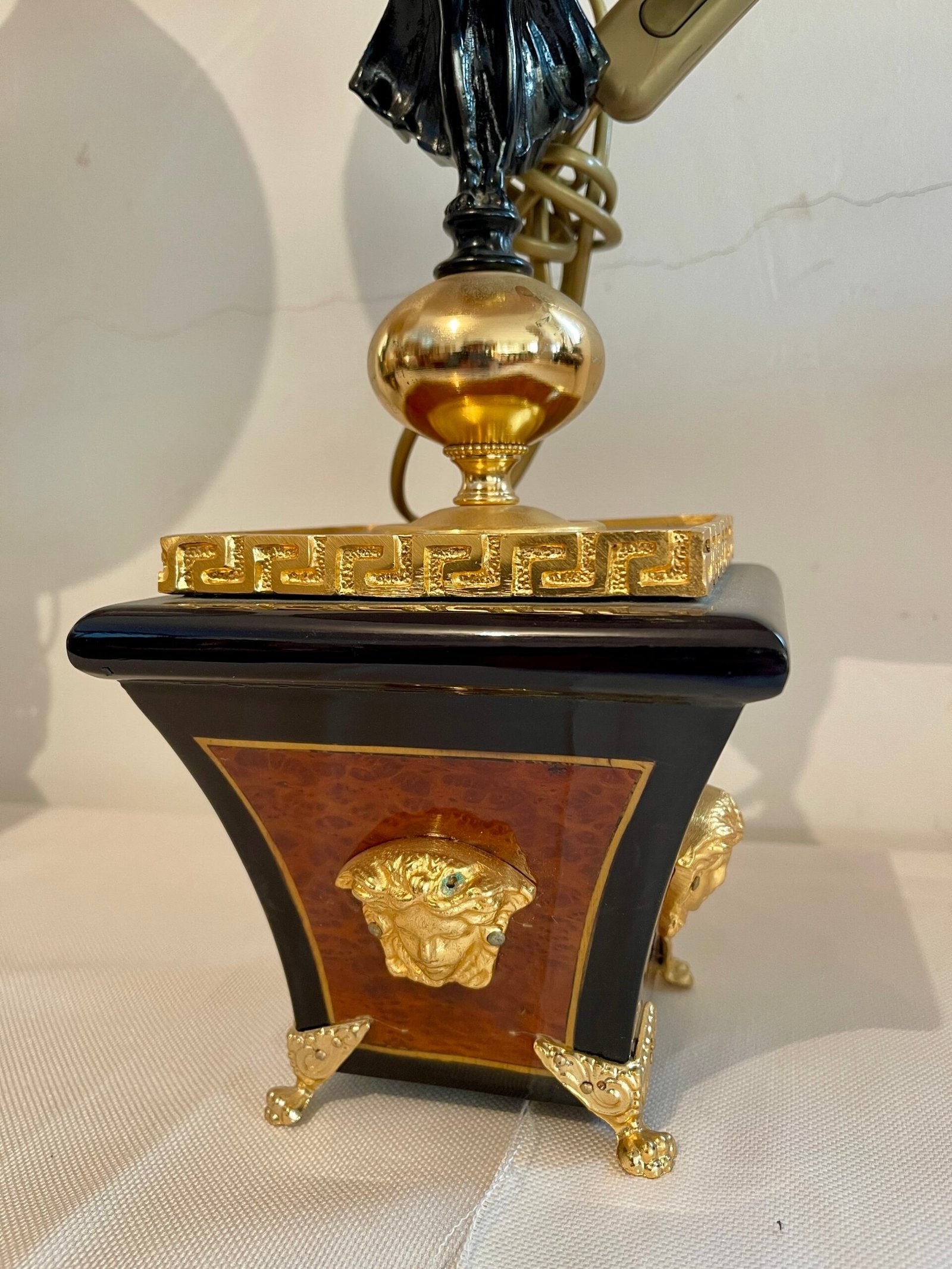 Coppia di lampade da tavolo Neoclassiche con dettagli Dorati