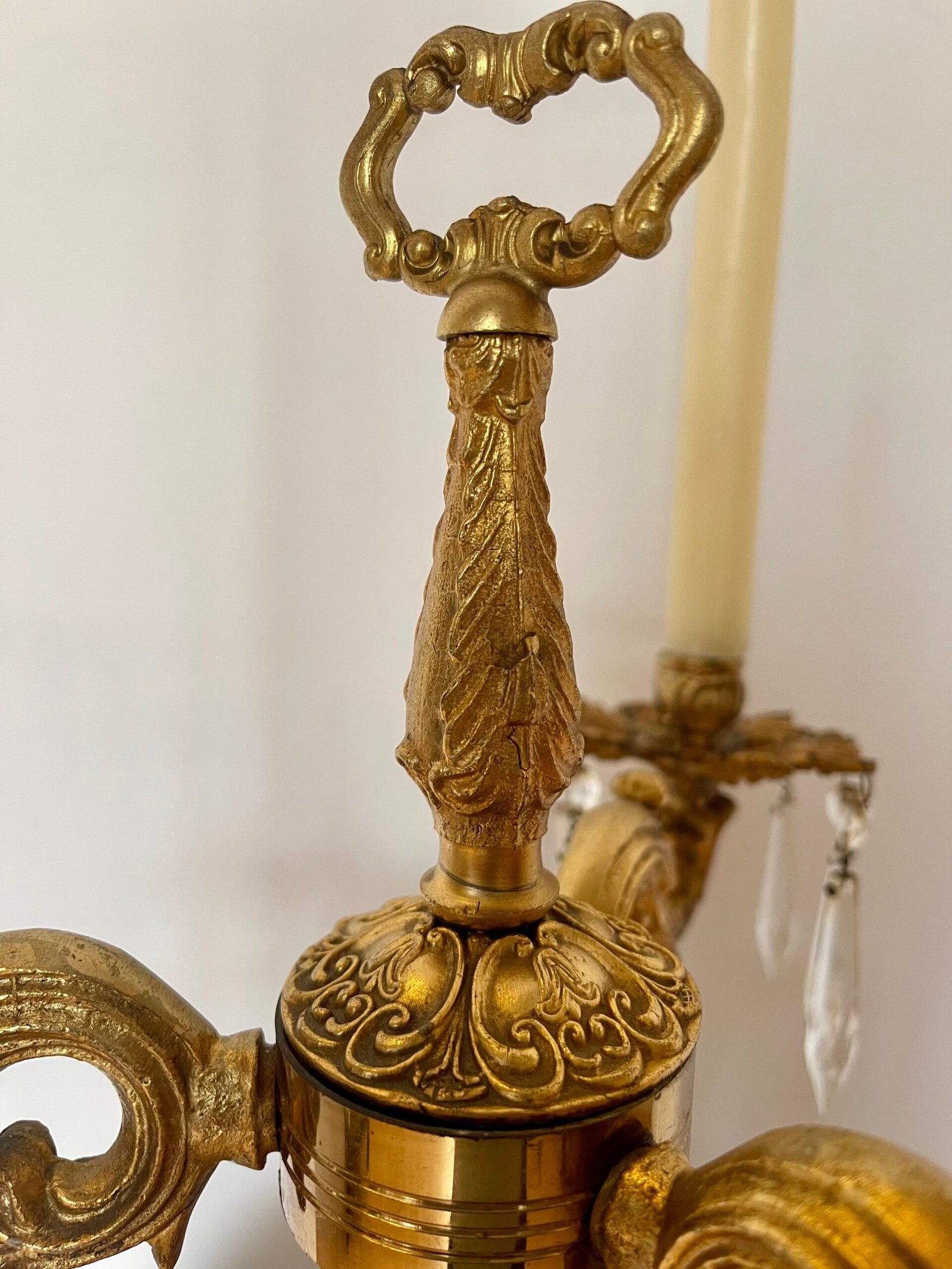 Candelabro in bronzo dorato con pendagli in cristallo